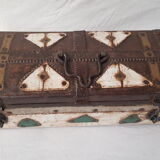 Ancienne boite tribale en métal martelé