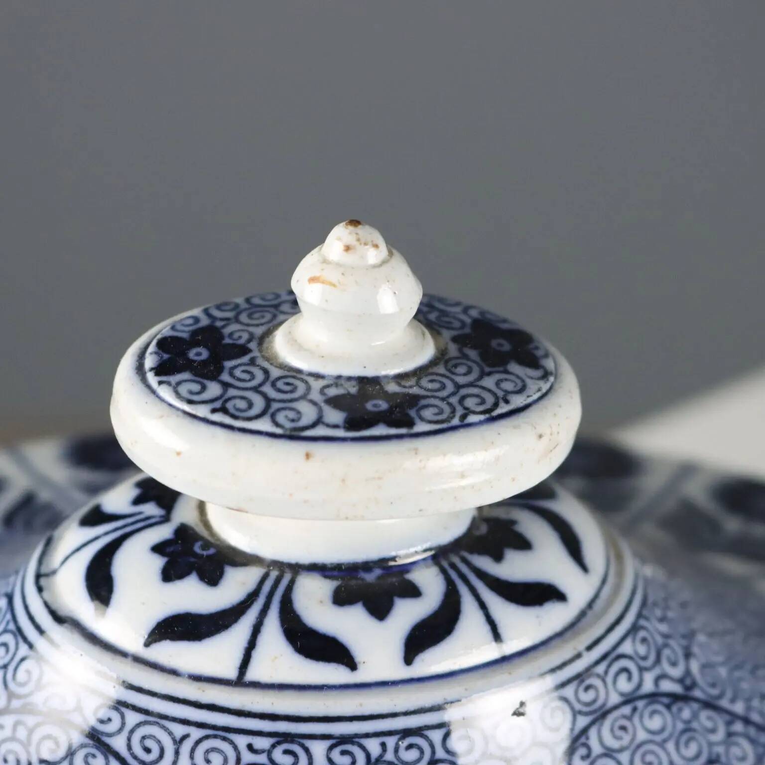 Antique vegetable dish in porcelain, Minton factory, England 1800s.