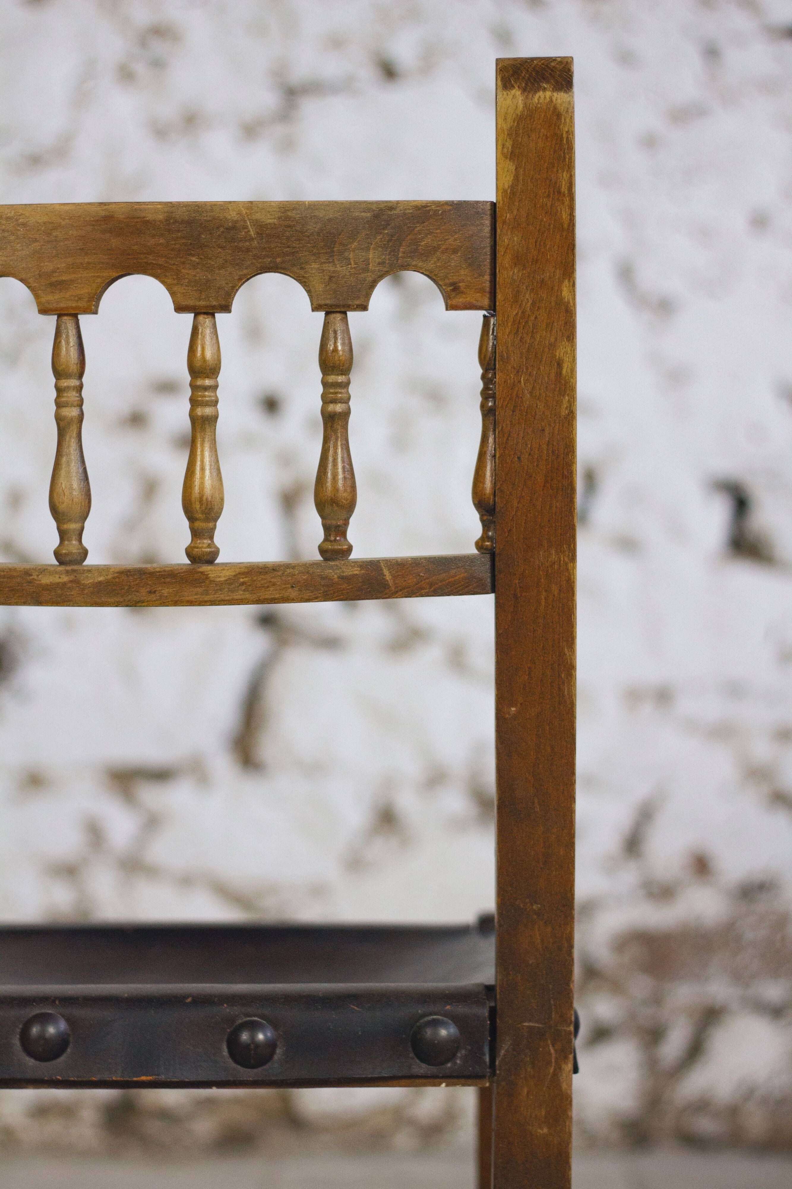 Chaise brutaliste bois et cuir espagnol, 1950