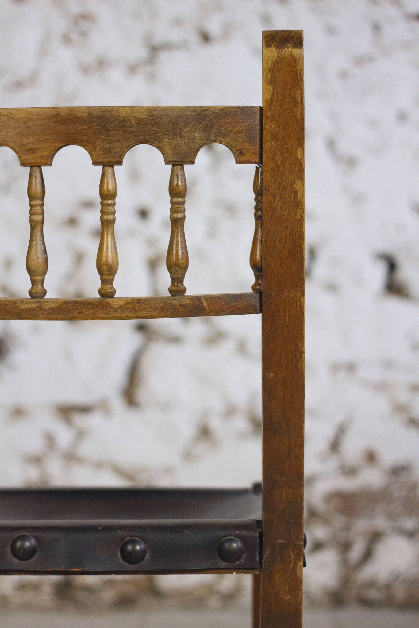 Chaise brutaliste bois et cuir espagnol, 1950