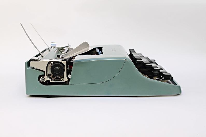 Olivetti lettera 22 typewriter