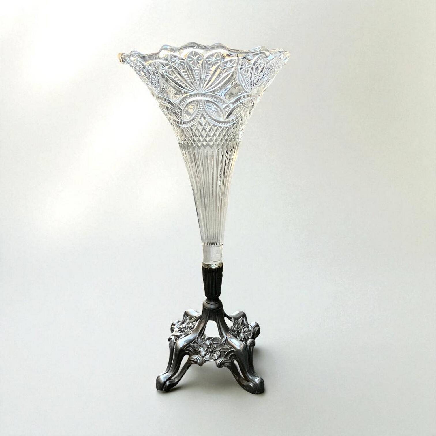 Vase cornet Art Nouveau en verre et métal motif floral Vase cristal tulipe
