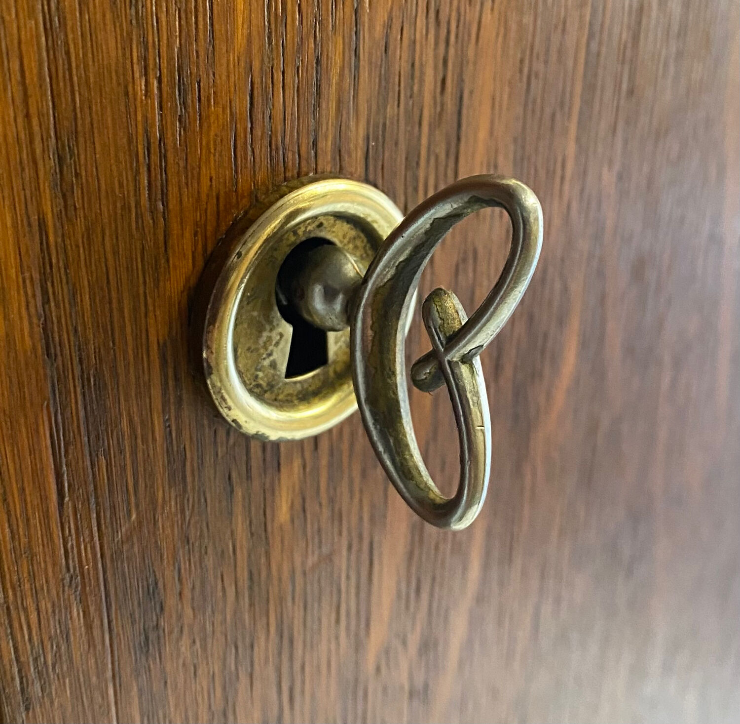 Vintage wardrobe feet compass from 1961