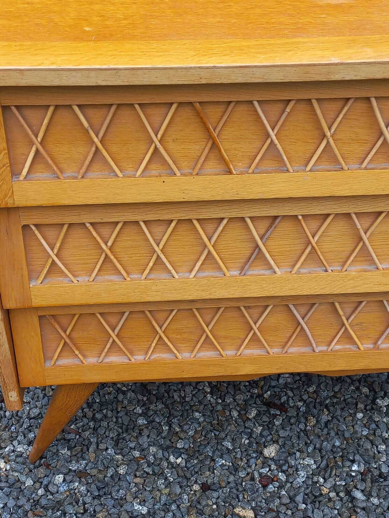 Vintage chest of drawers in light oak and rattan with tapered legs, 3 drawers from the 1950s.