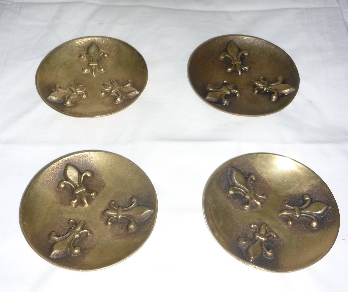 Bronze bowl decorated with fleur-de-lis