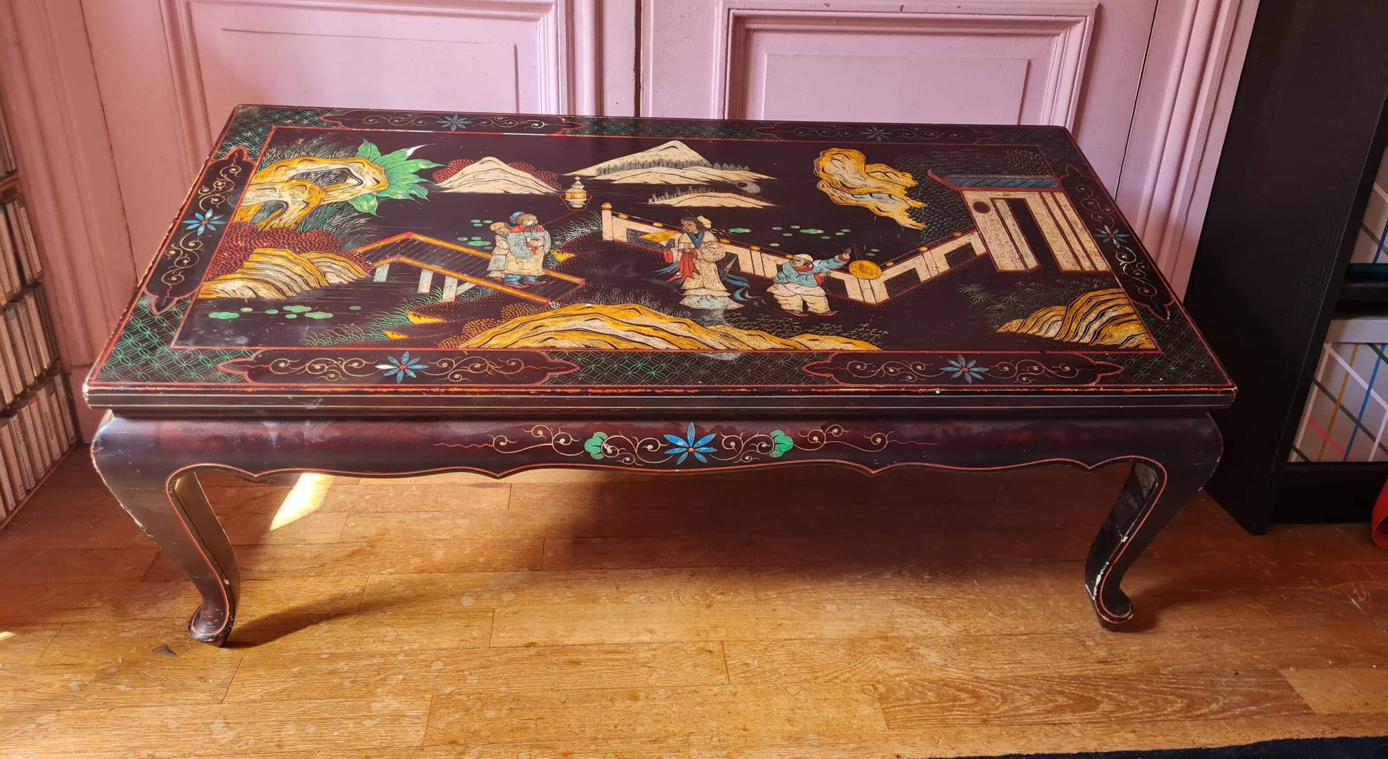 Chinese black lacquer coffee table with figurative decoration – Coromandel style – 20th century.