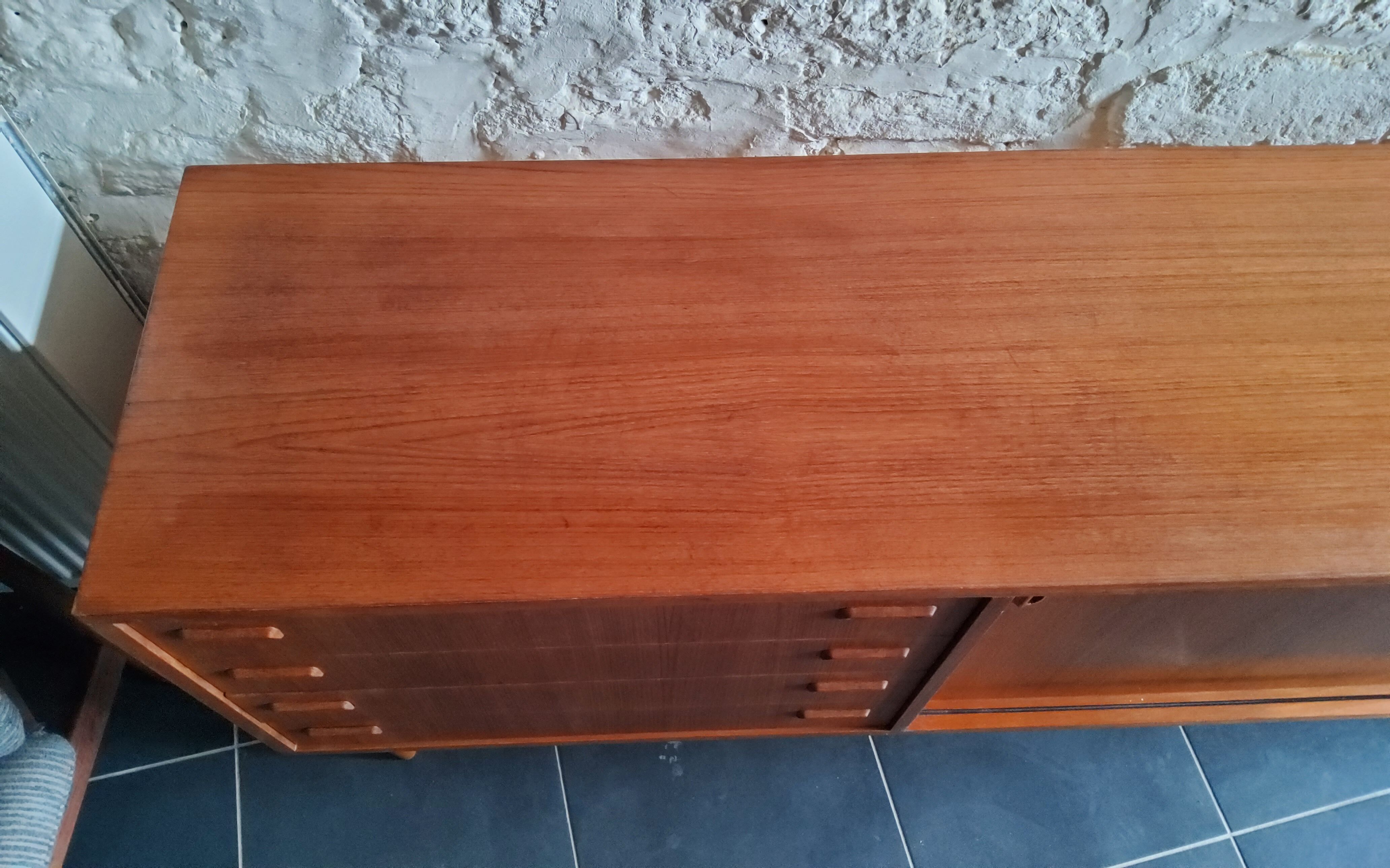 Vintage row with sliding doors and ceramic decoration