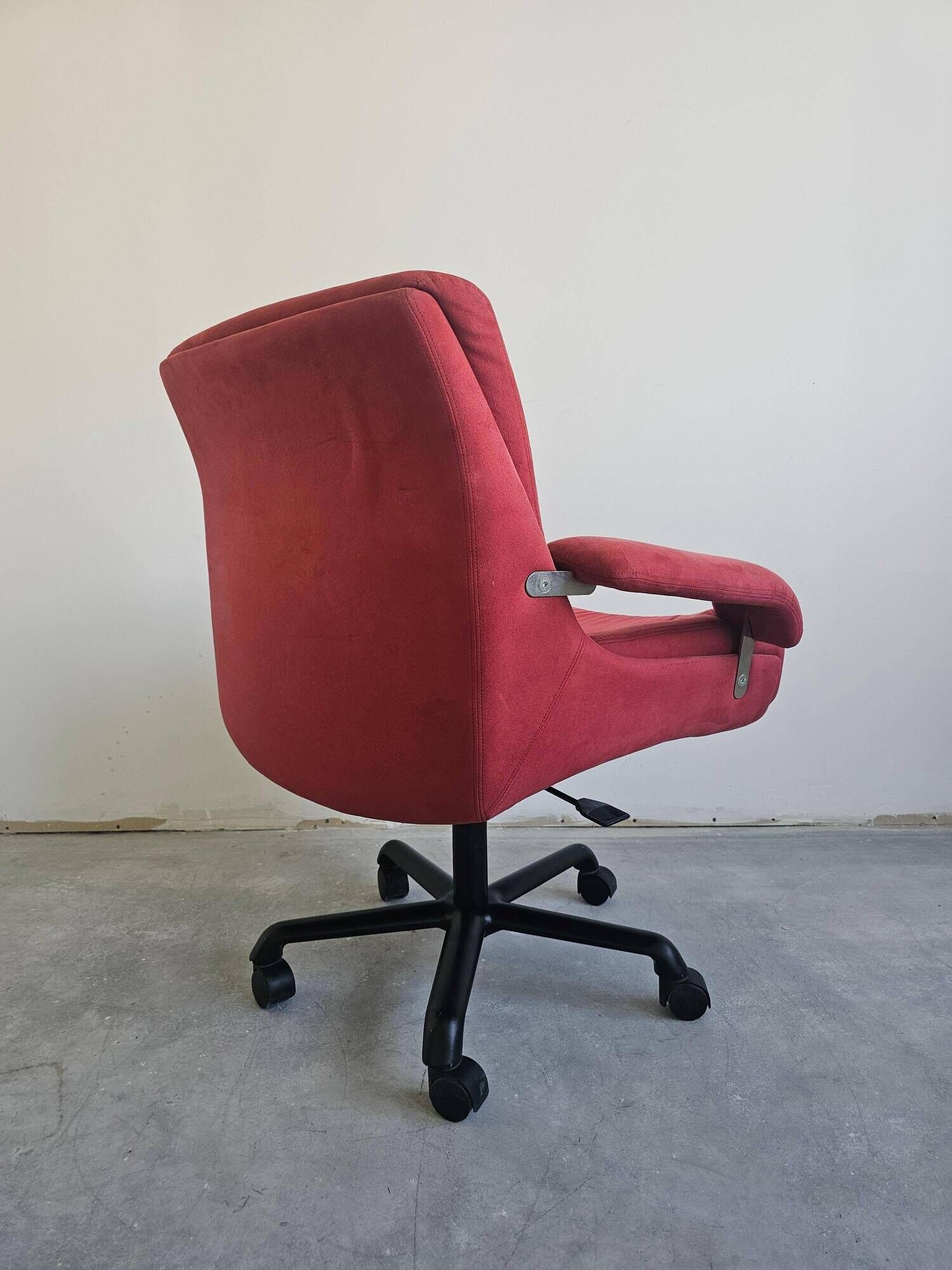 Pair of swivel armchairs model P85 by Giovanni Offredi for Saporiti