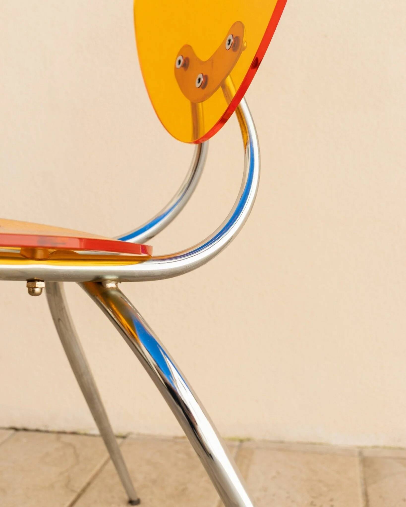 Ensemble de 2 chaises en acrylique orange, style postmoderne Memphis, design italien des années 1980 avec des cadres en chrome.