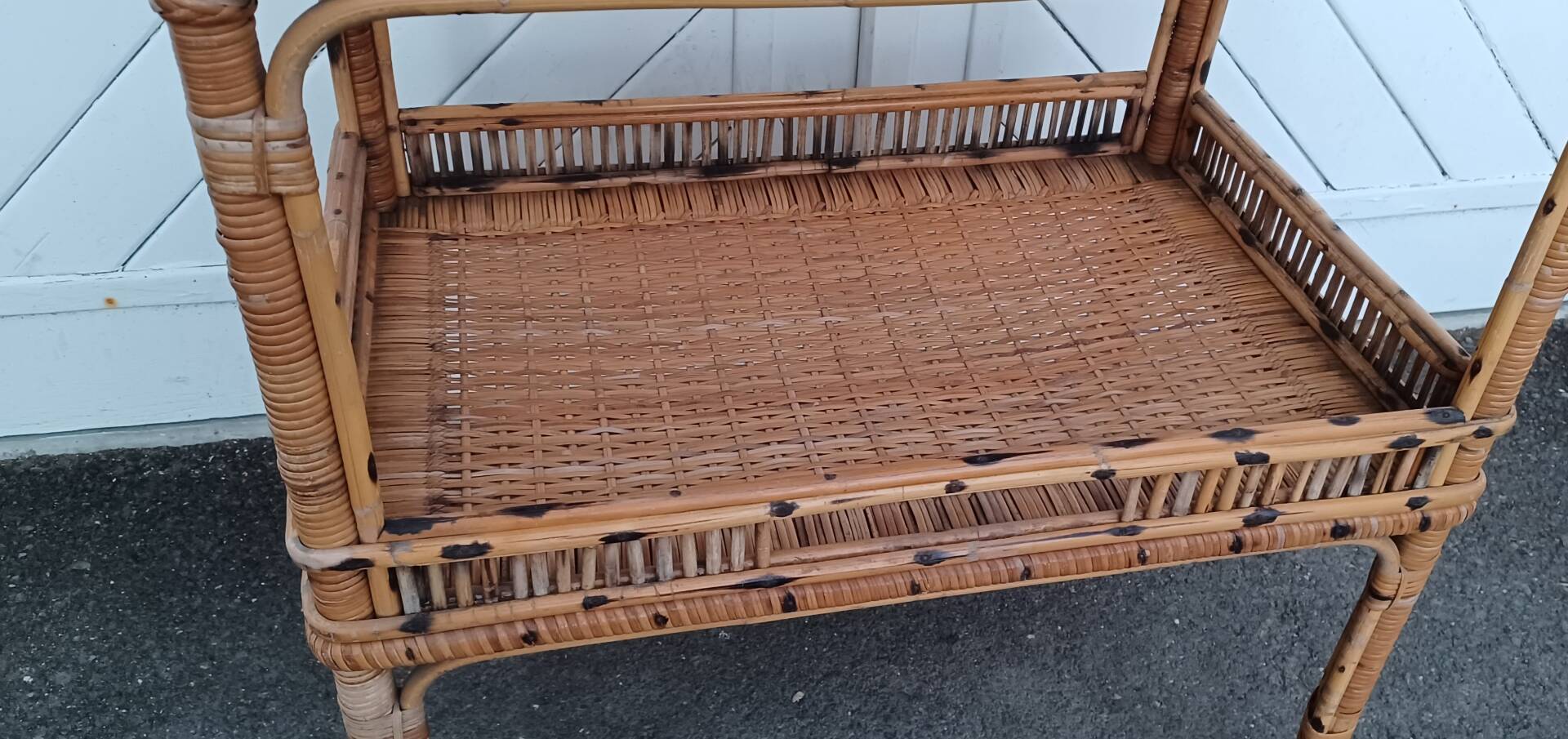 Ancienne desserte en rotin tressé