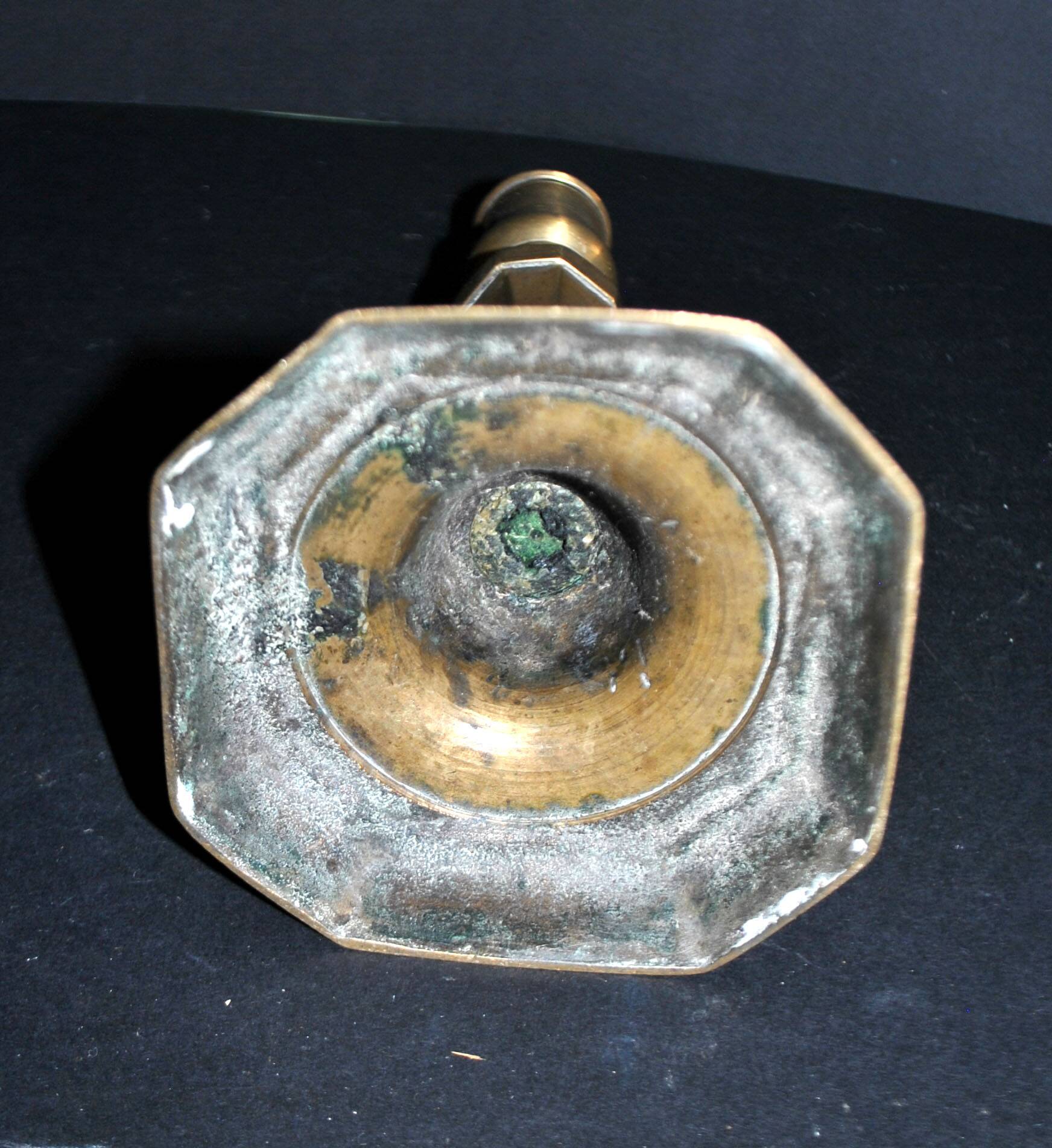 Antique octagonal candlestick in Regency bronze from the 19th century.