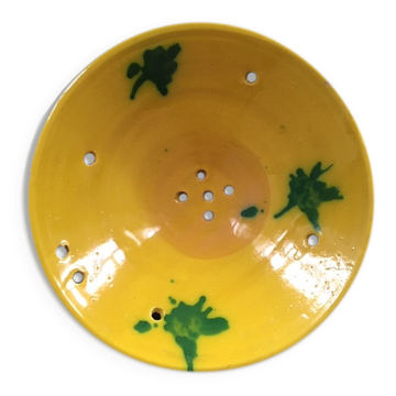 Yellow draining plate