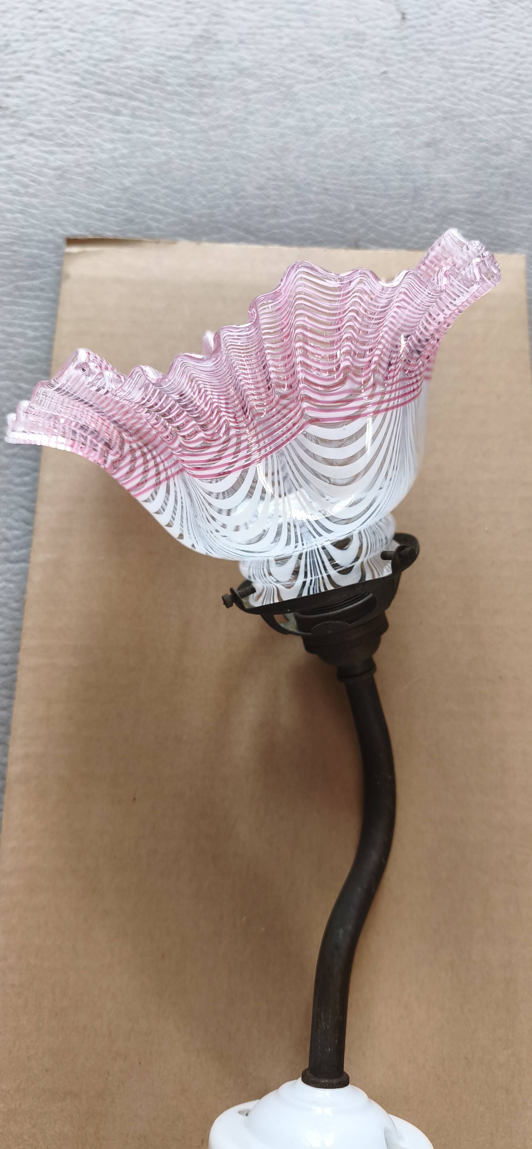 Applique col de cygne tulipe en verre rose filigrane