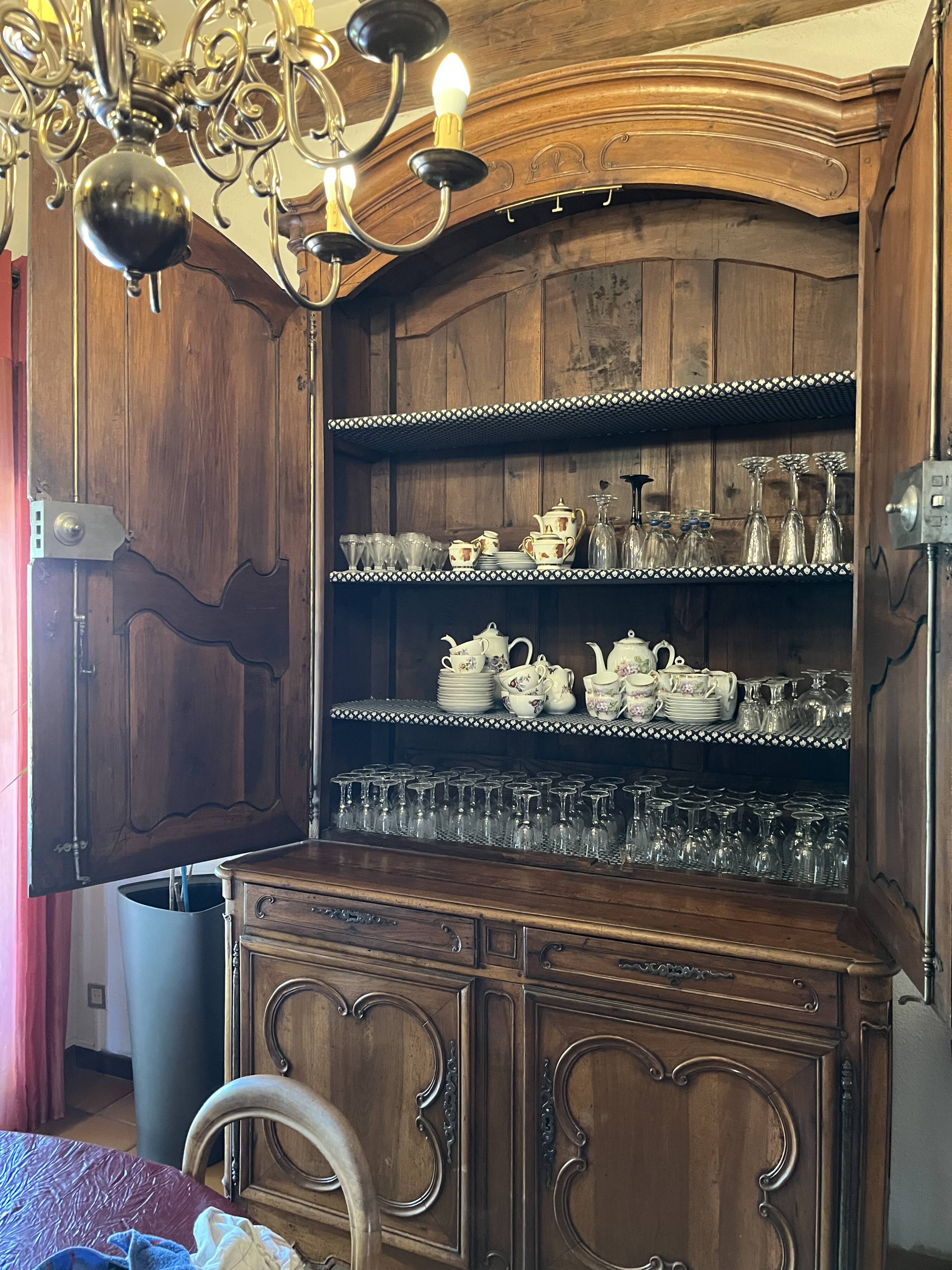 Armoire (Bahut) deux corps Louis XV en noyer 18e siècle