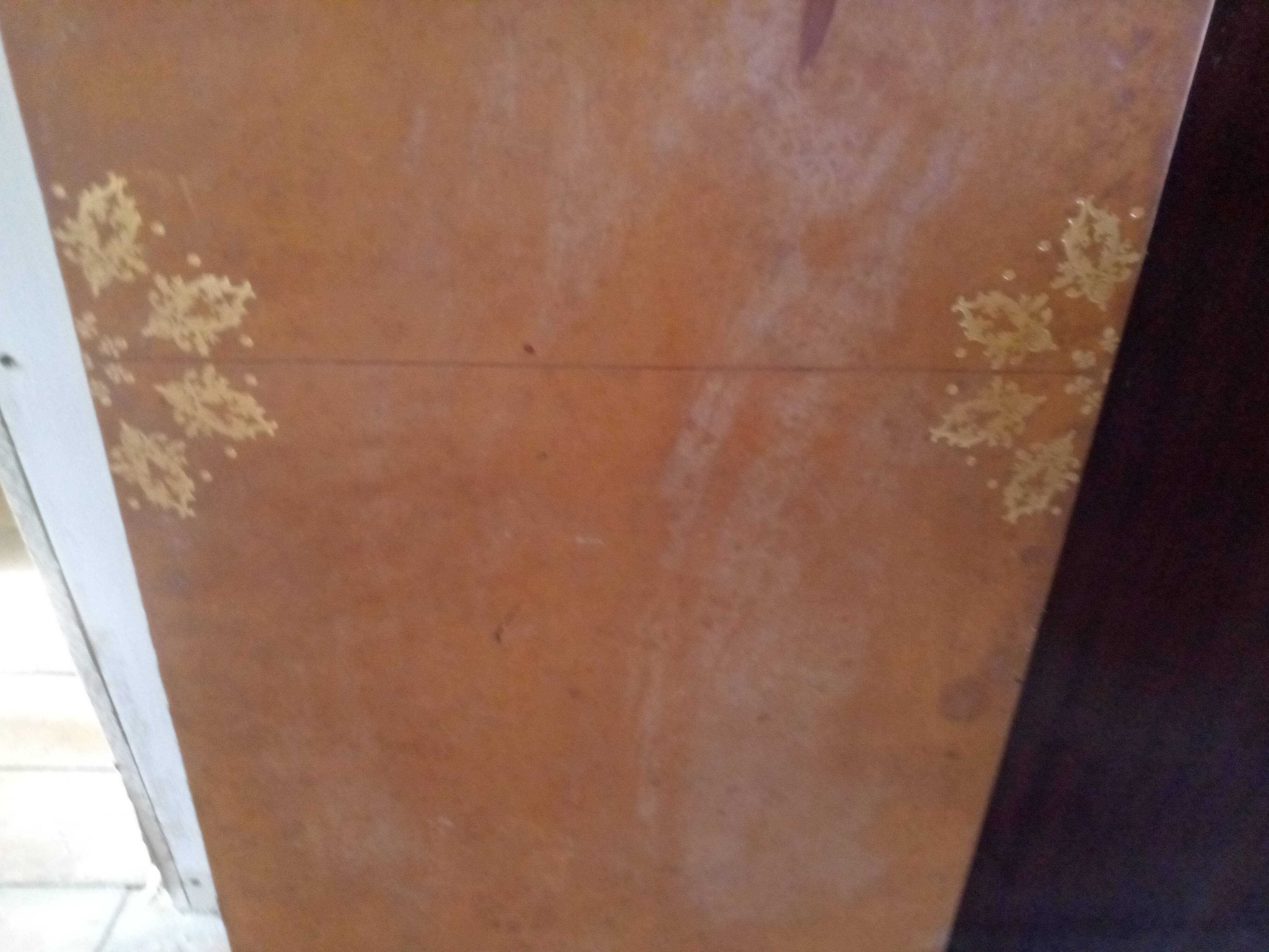 Extendable table with claw legs