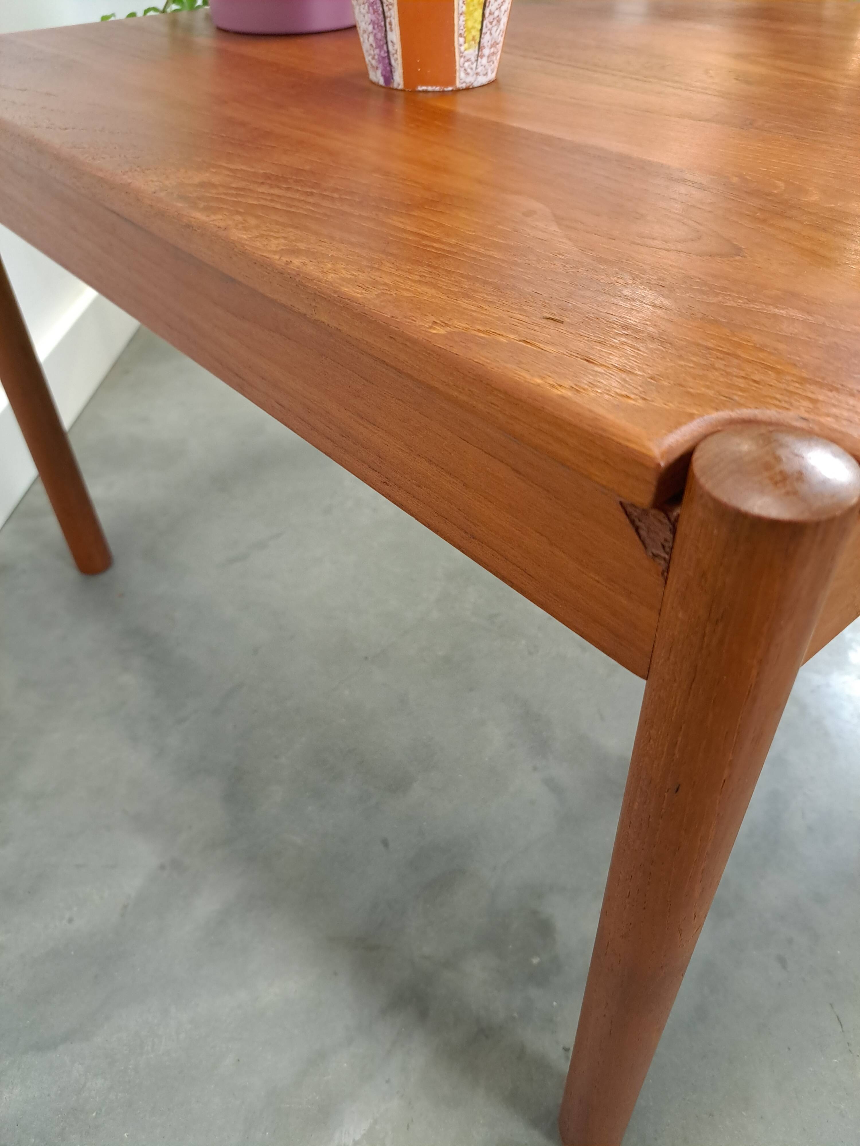 Vierkante Deense teak salontafel Magnus Olesen met ronde poten, nr.2