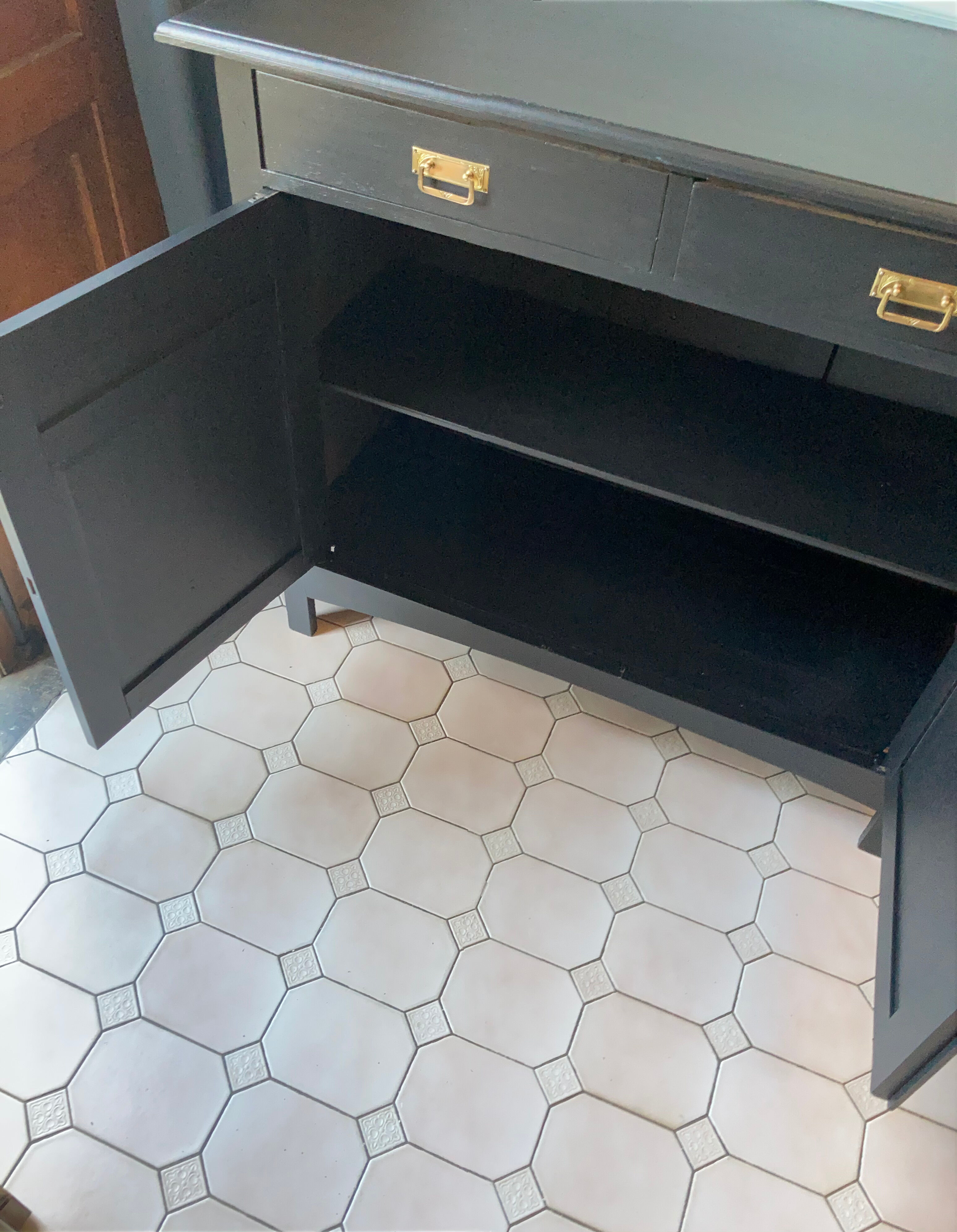 Art-deco period oak commodus