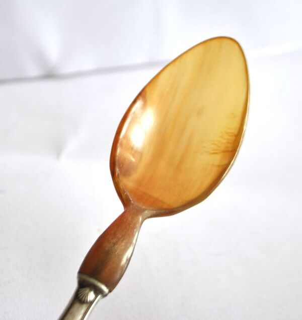 Couverts à salade ancien en corne – décor coquille 1900