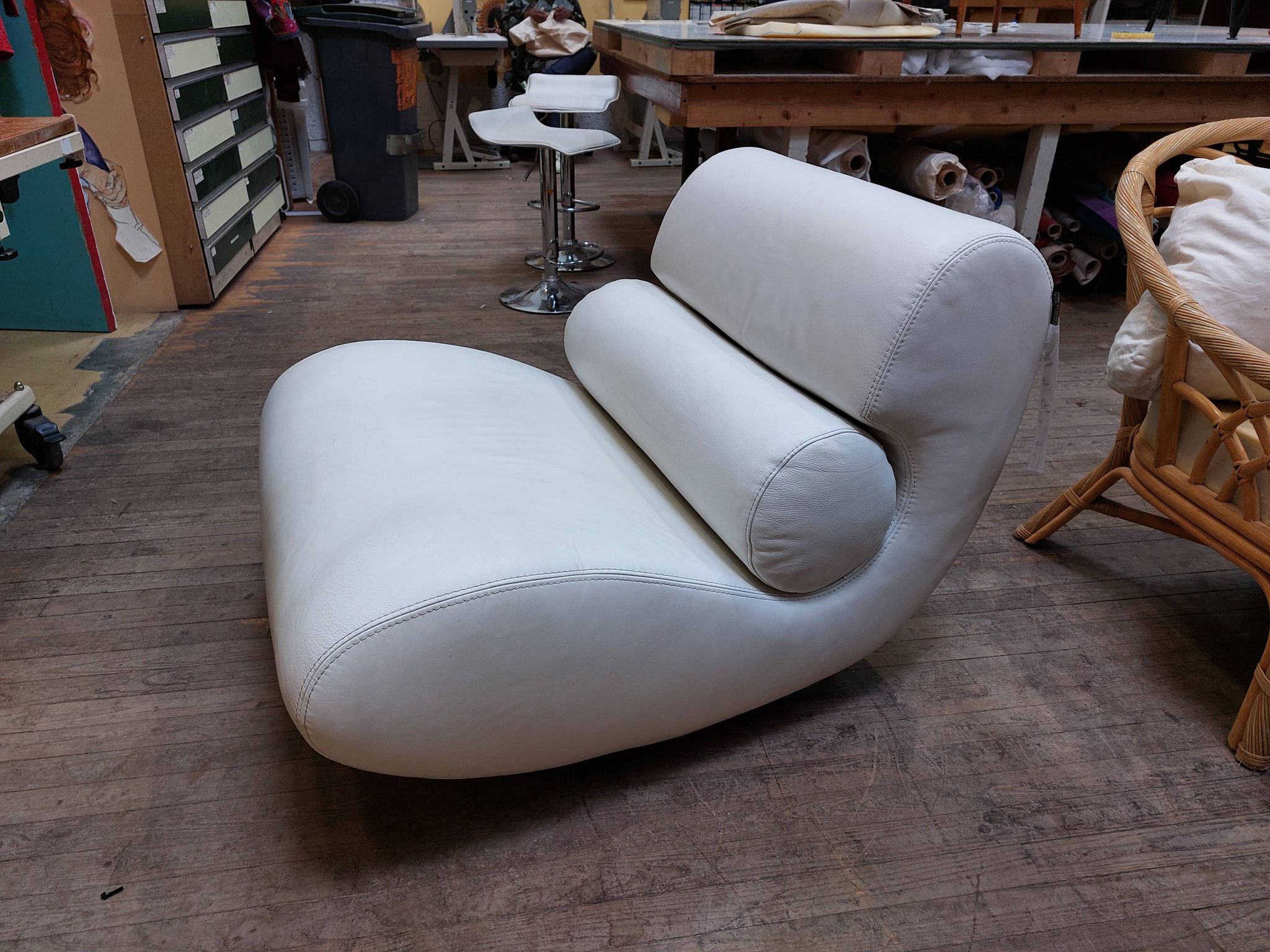 White leather swivel comma armchair by roche bobois - 80s