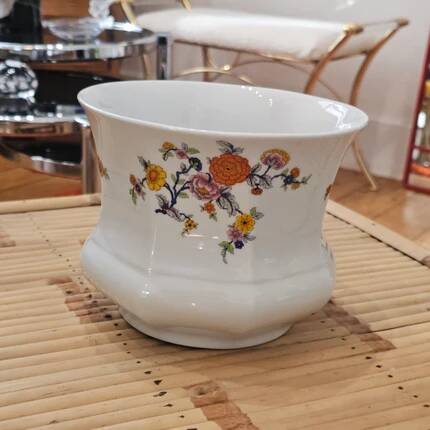 White porcelain pot (cache-pot) with floral patterns from Wunsiedel.