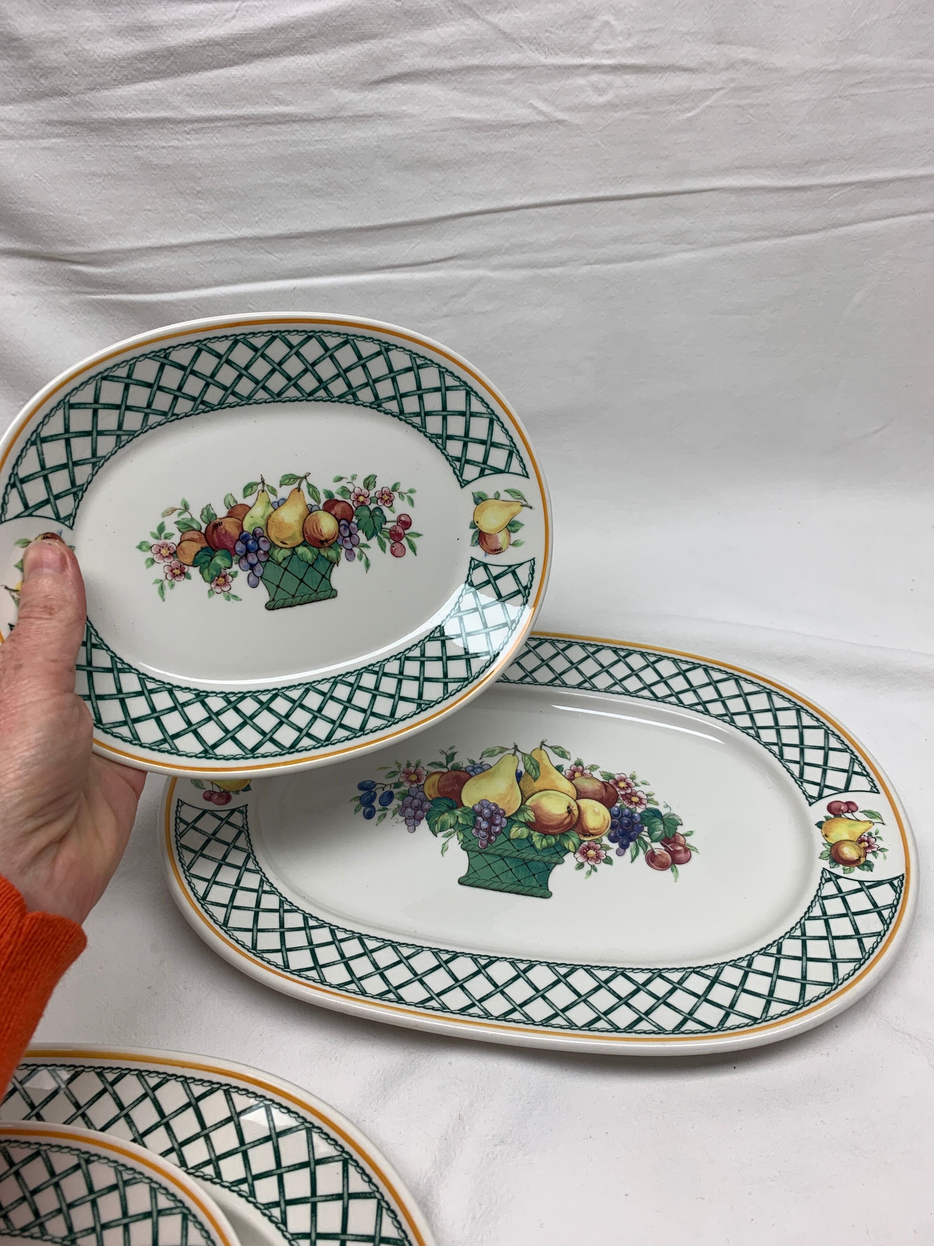 Lot 2 oval dishes villeroy and boch basket