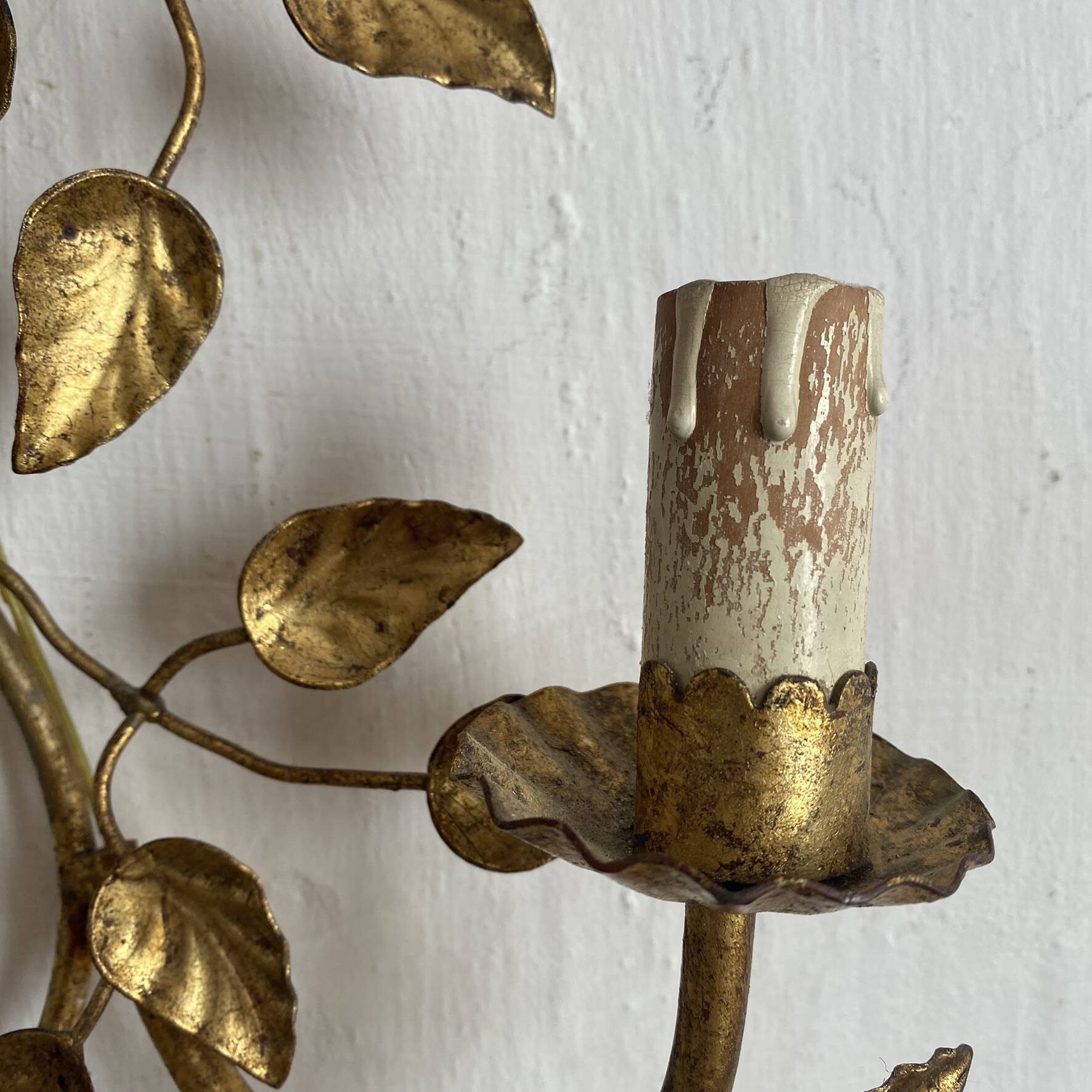 Grande applique fleurs et feuillage en métal doré années 50-60