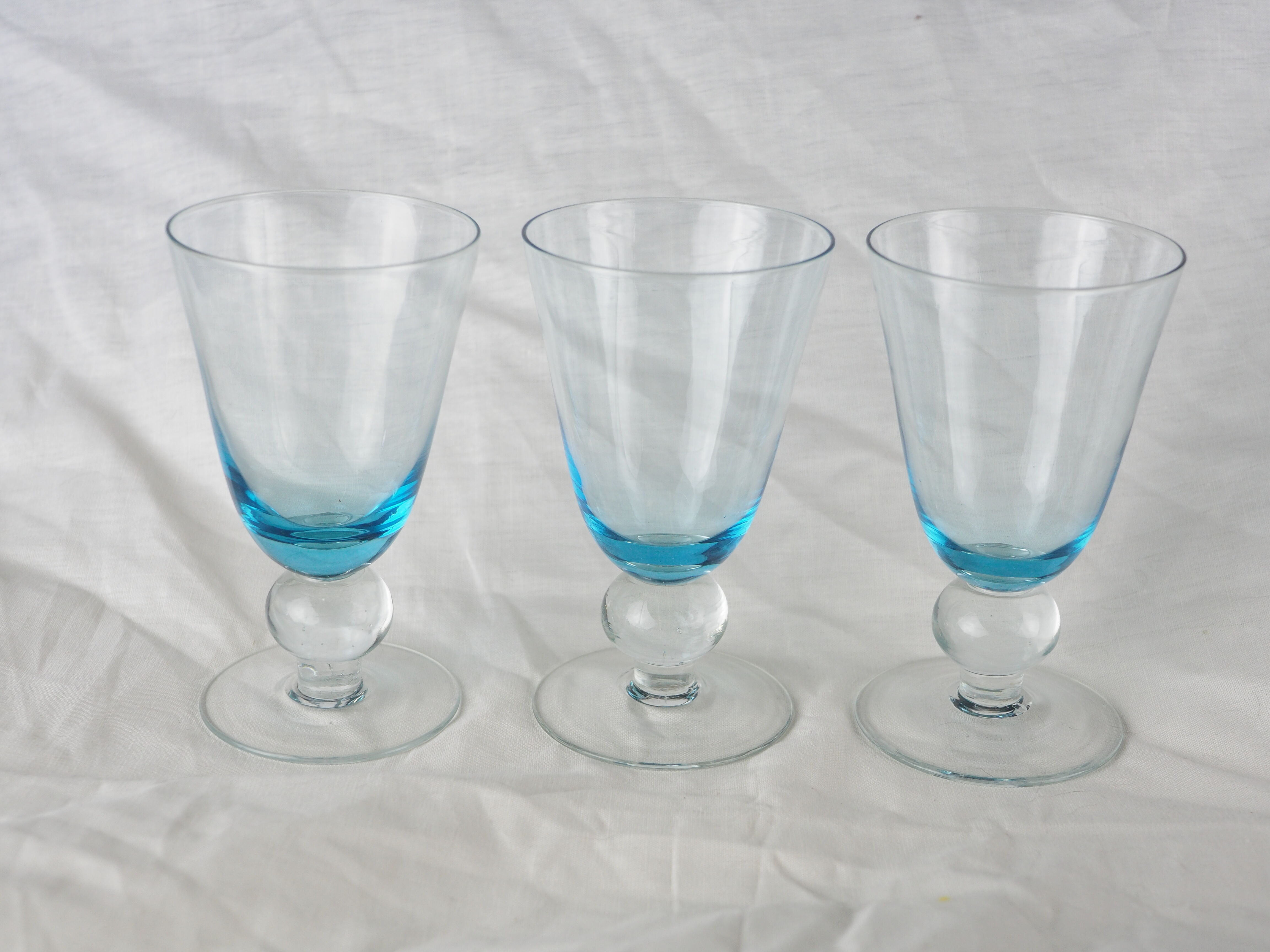 Set of 3 wine glass of the 70s with blue manure