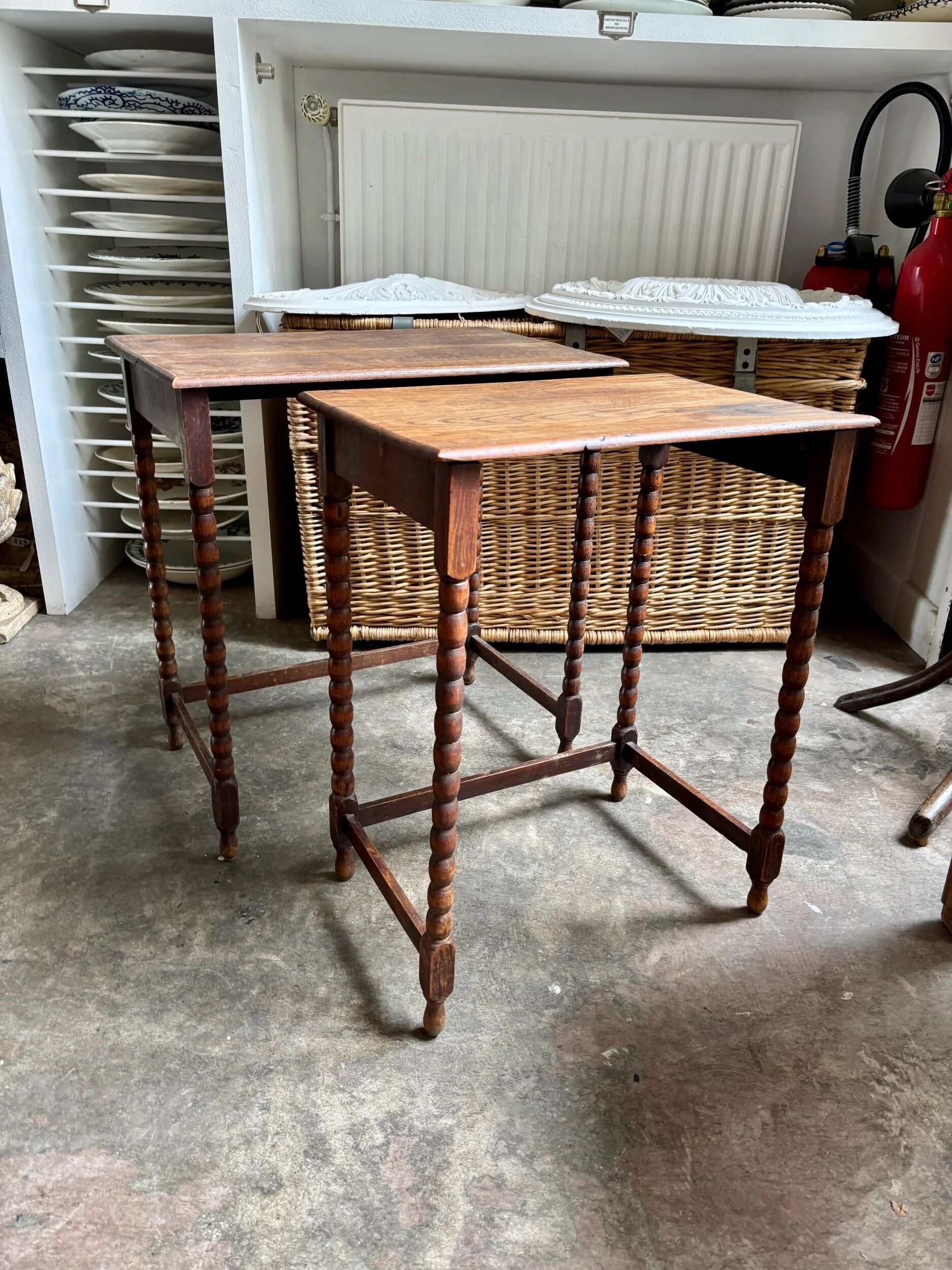 2 nesting tables in turned oak ☐ 62.5 x 33.5 cm