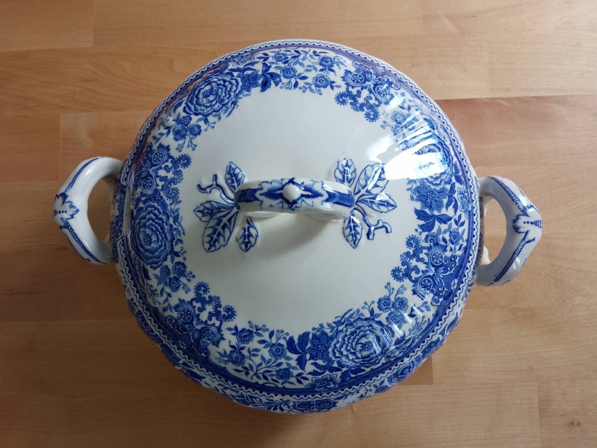 Superb retro soup tureen by Villeroy and Boch.