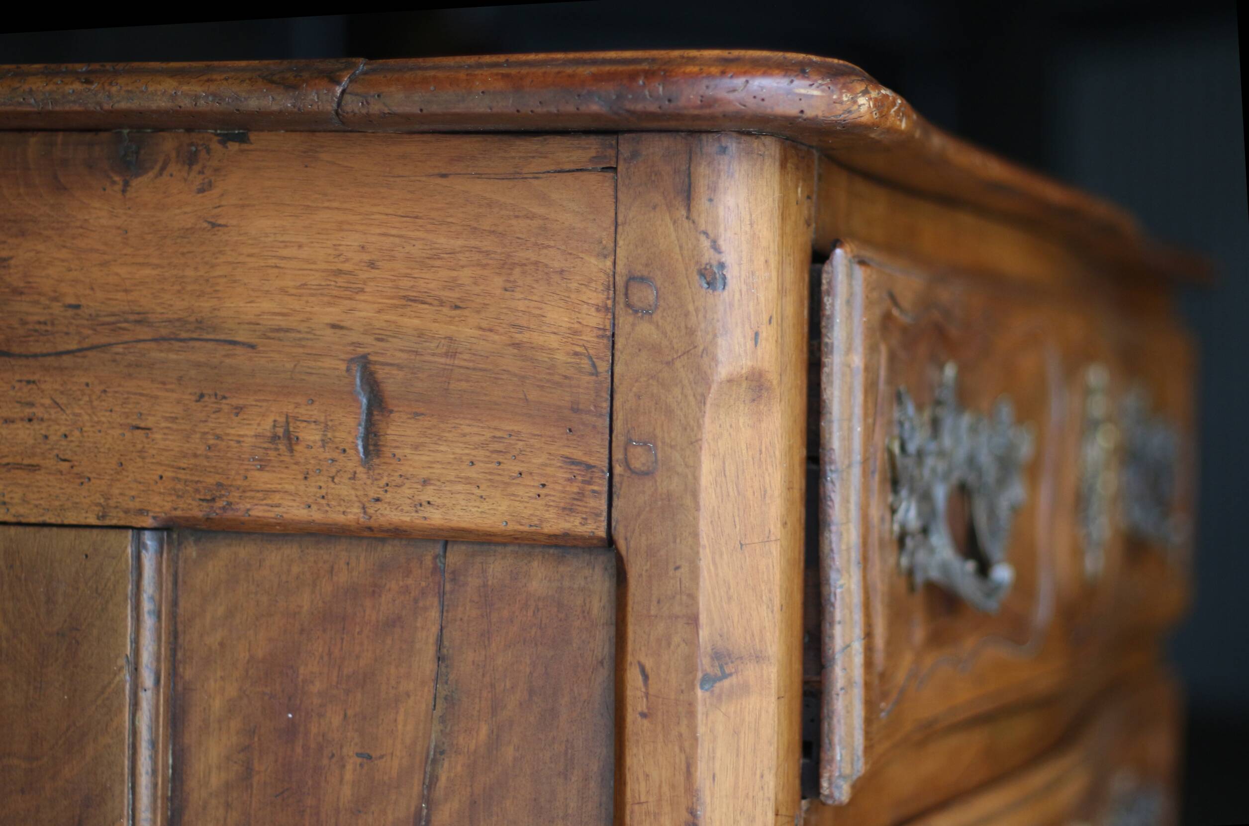 Magnificent 18th-century chest of drawers in solid walnut.