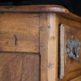 Magnificent 18th-century chest of drawers in solid walnut.