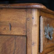 Magnificent 18th-century chest of drawers in solid walnut.