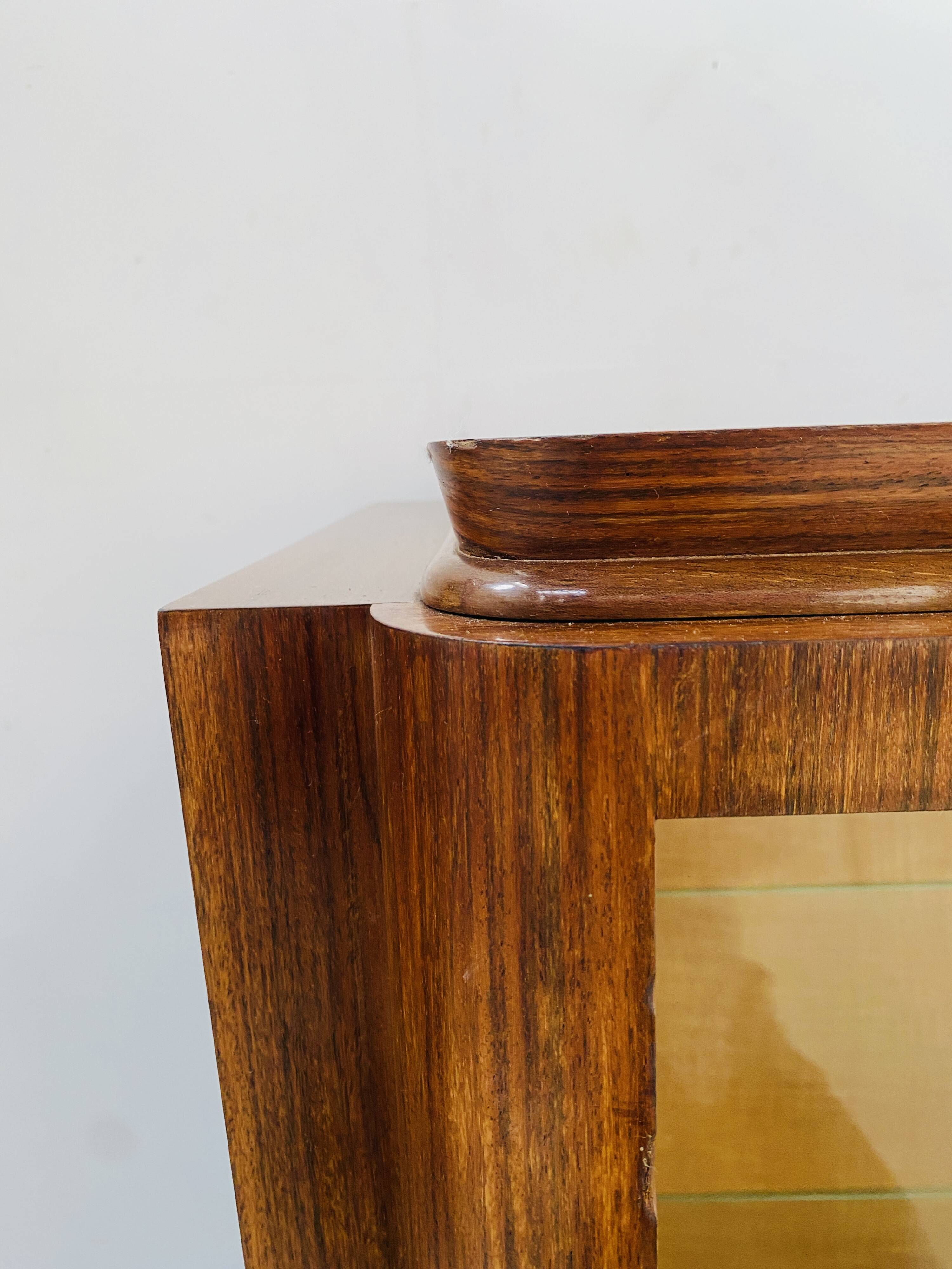 Art Deco display case in mahogany and veneer, 20th century