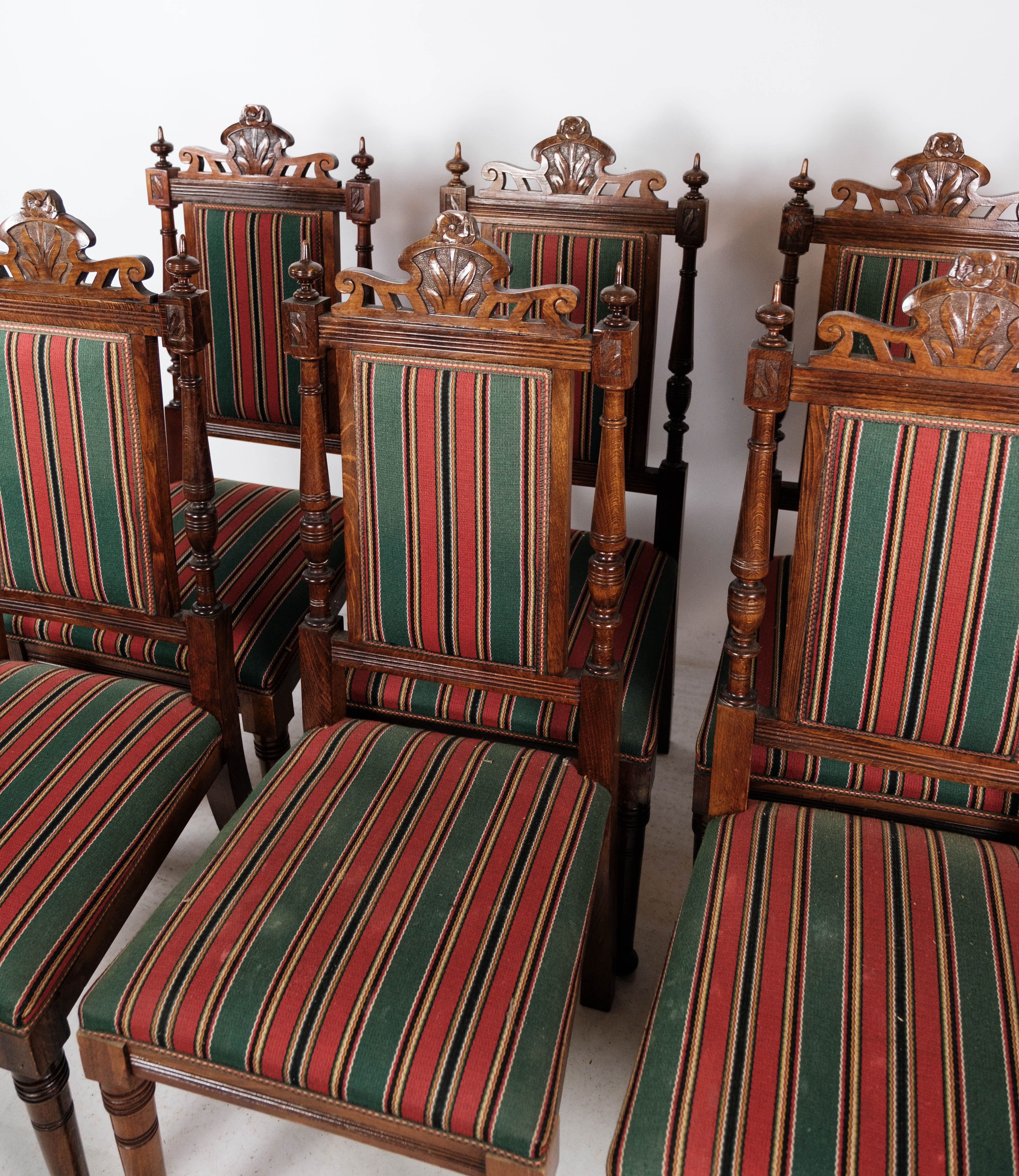 Ensemble de six chaises de salle à manger en chêne et rembourrées de tissu rayé, années 1920