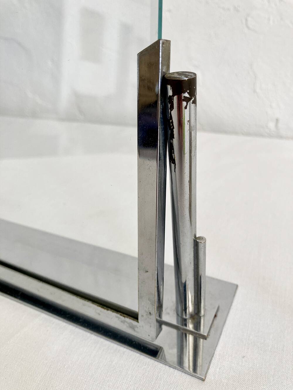 Duo of Art Deco photo frames in silver metal with beveled glass