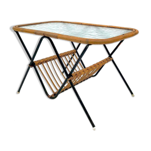 table basse avec porte-journal