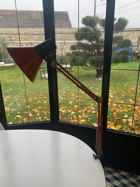 Architect's lamp in burgundy red metal, adjustable and articulated vintage