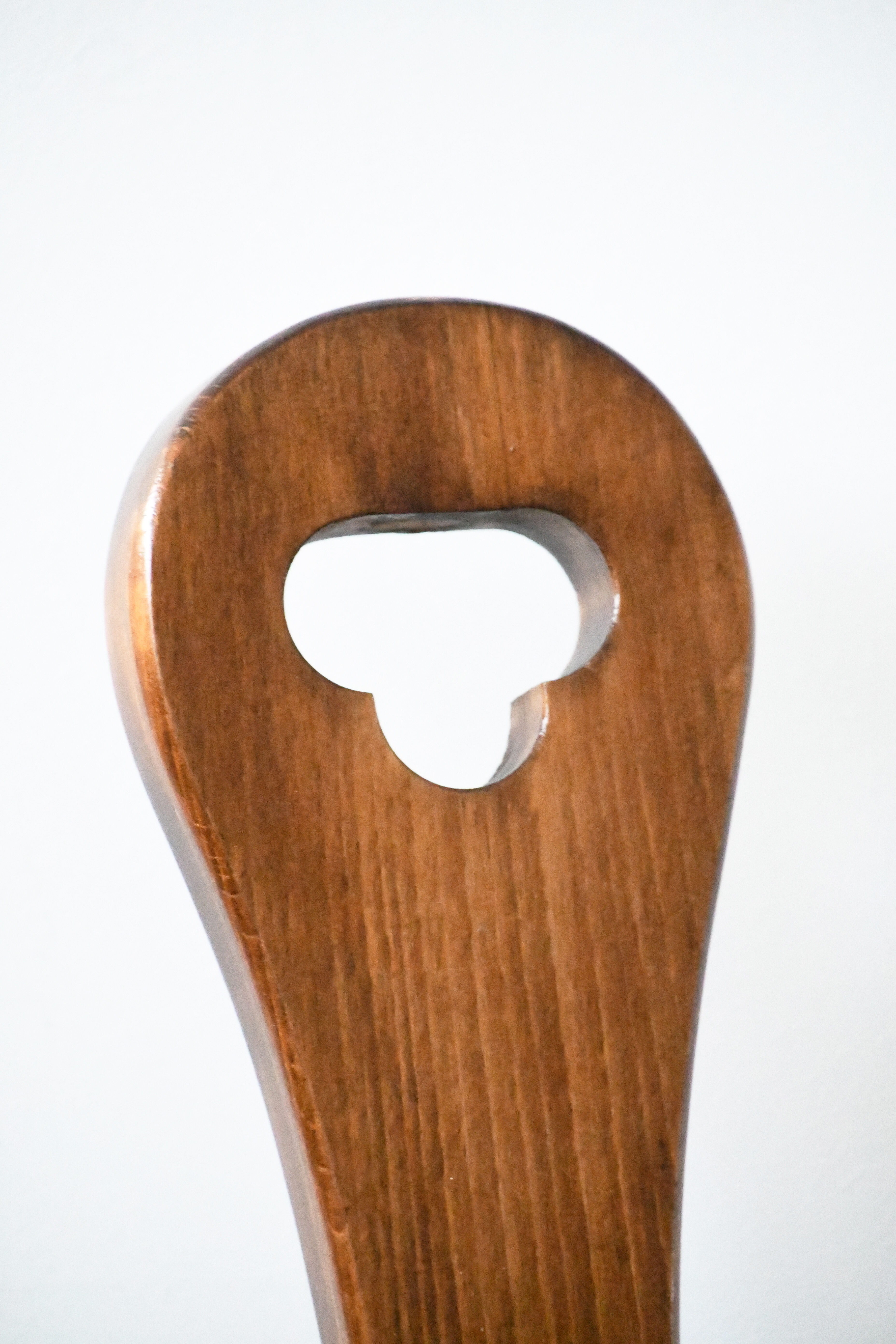 Chaise brutaliste en bois