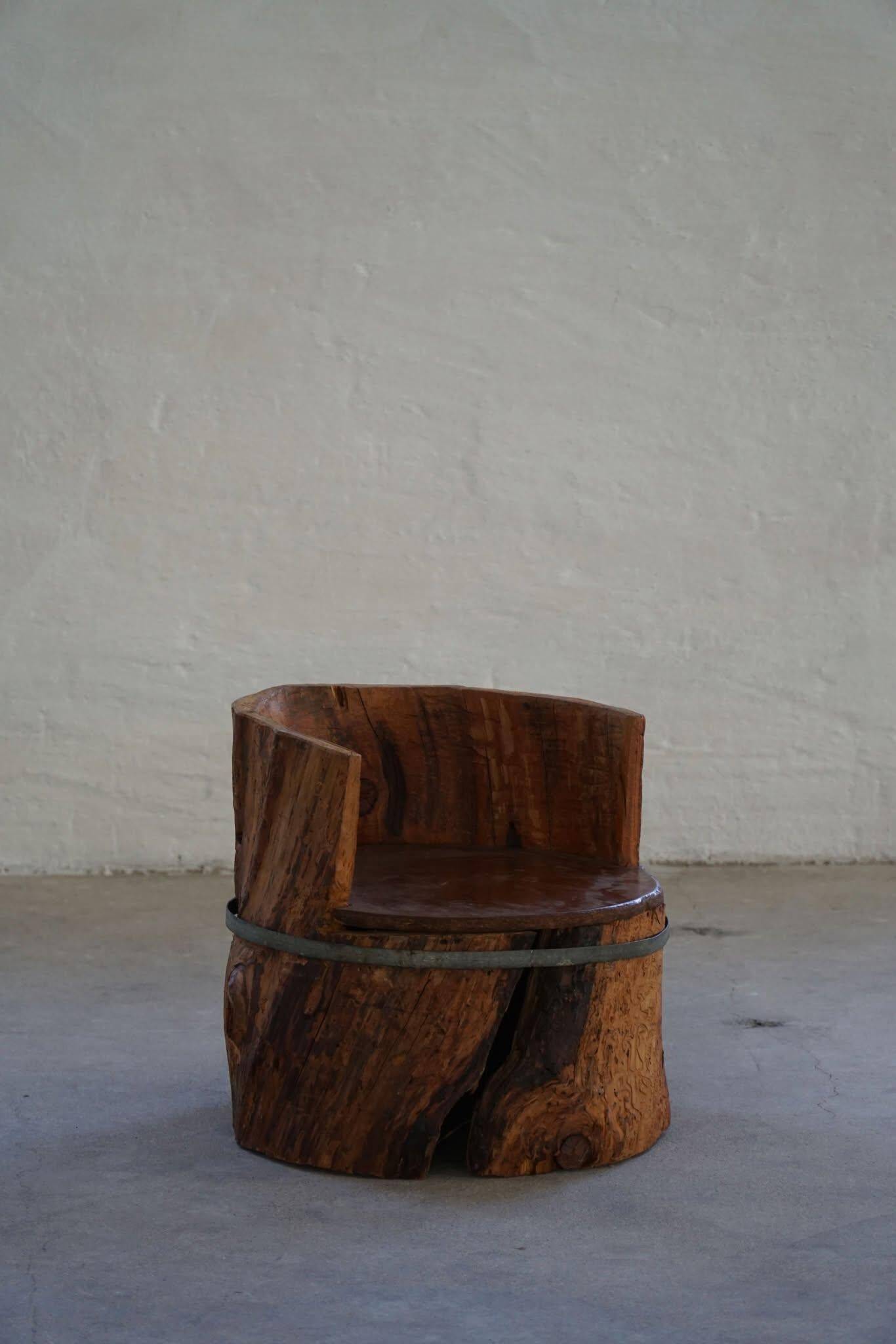 Primitive stump seat in pine, hand-carved, modern Swedish, Wabi Sabi, 1900s.