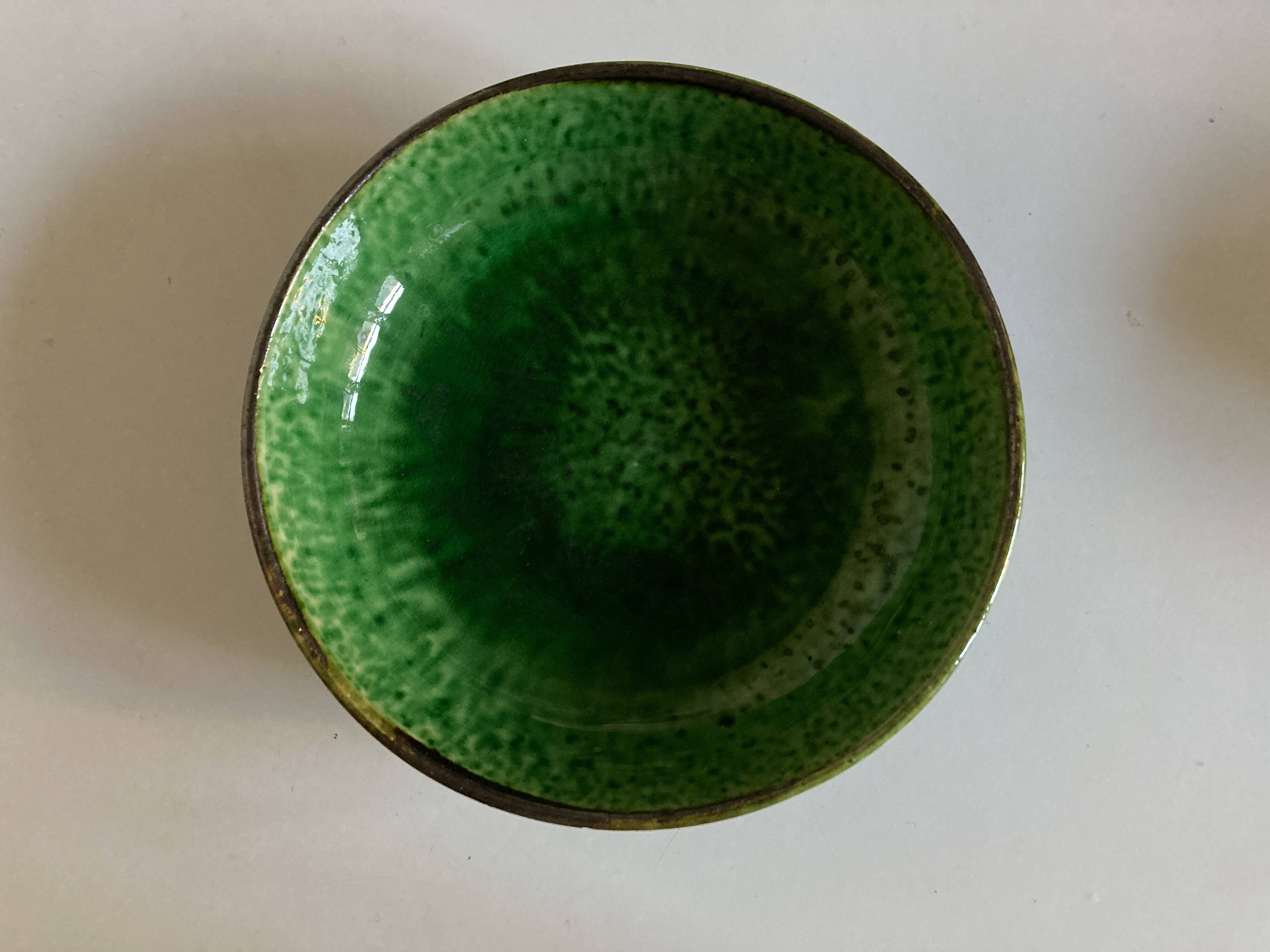 Aegitna hollow dish on heel in green glazed earthenware