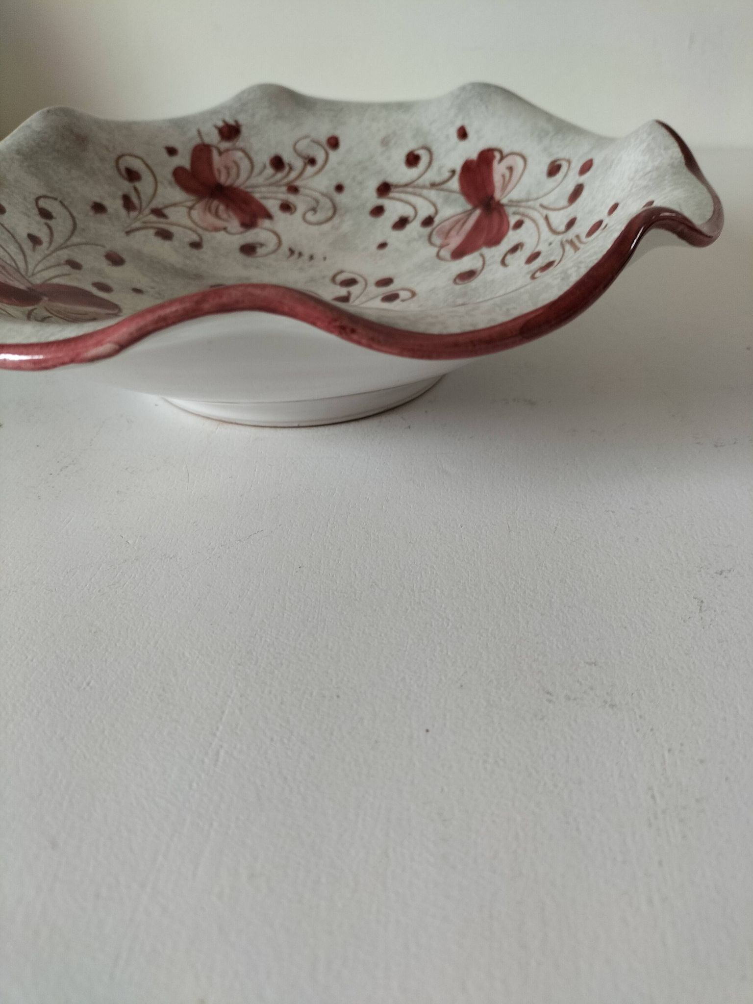 Coupe en faïence italienne décor floral bordeaux