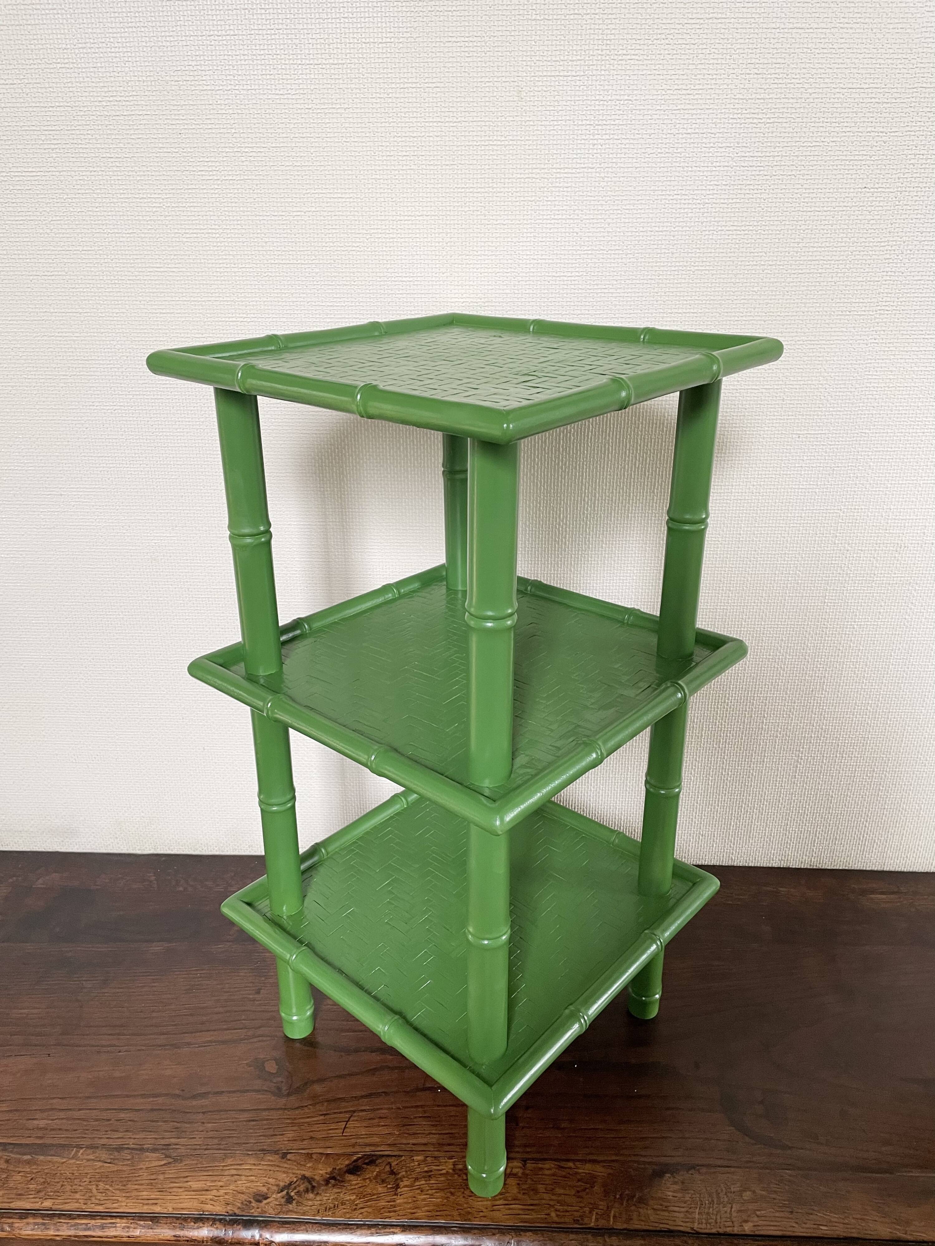 Table with 3 wood and bamboo trays