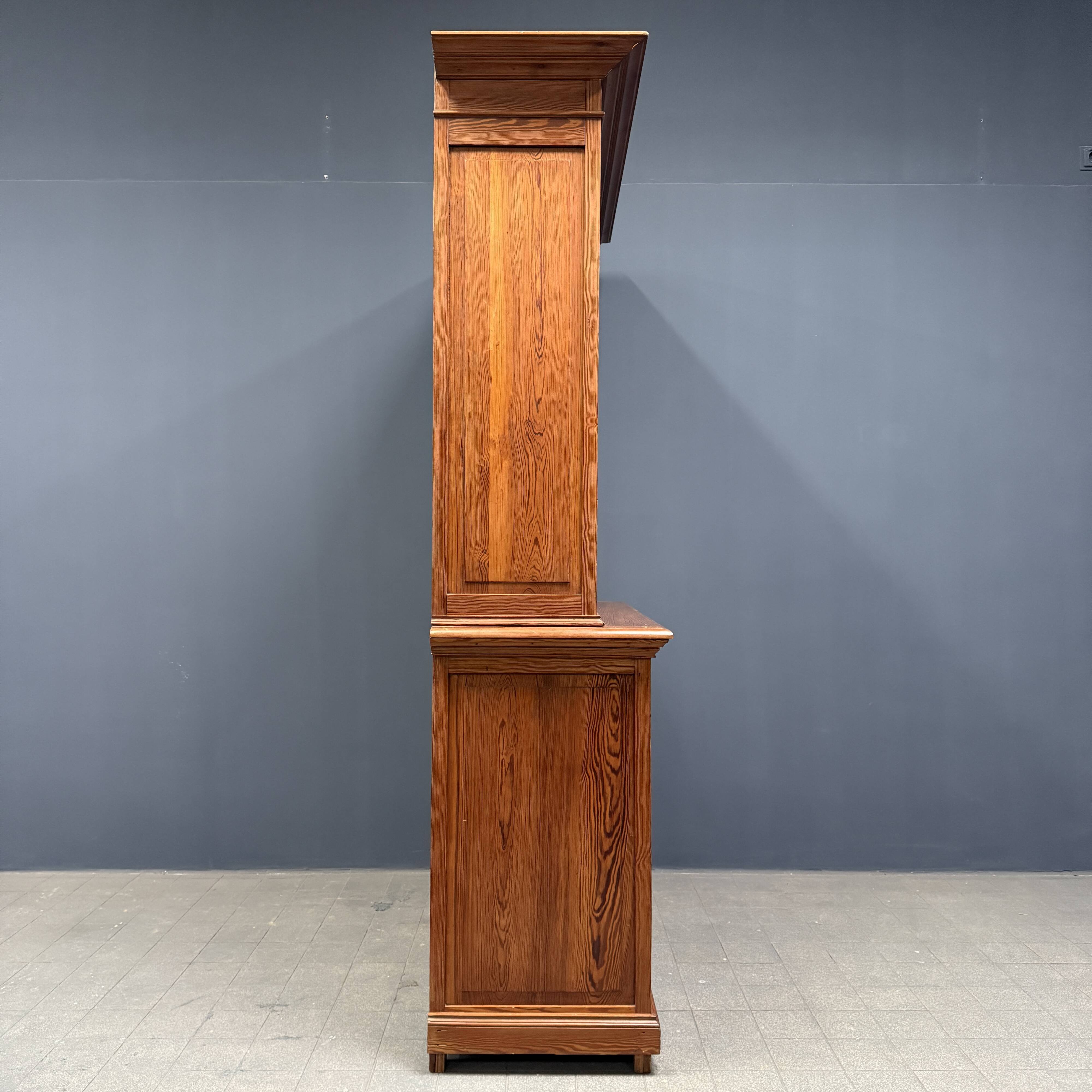 Armoire d'école en pin belge avec vitres nervurées