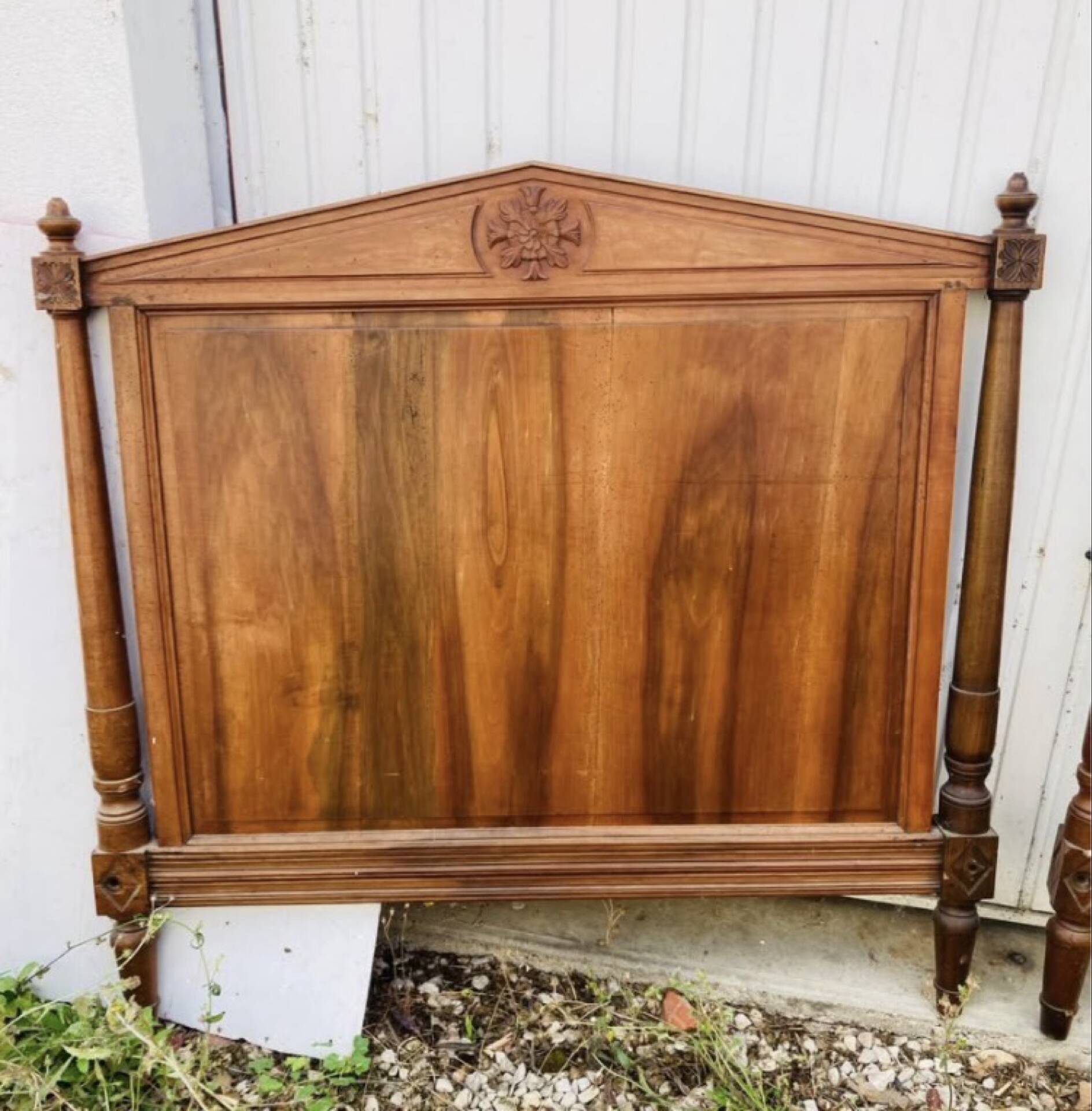 Lit Directoire époque XIXe à colonnes détachées, frontons et bobèches