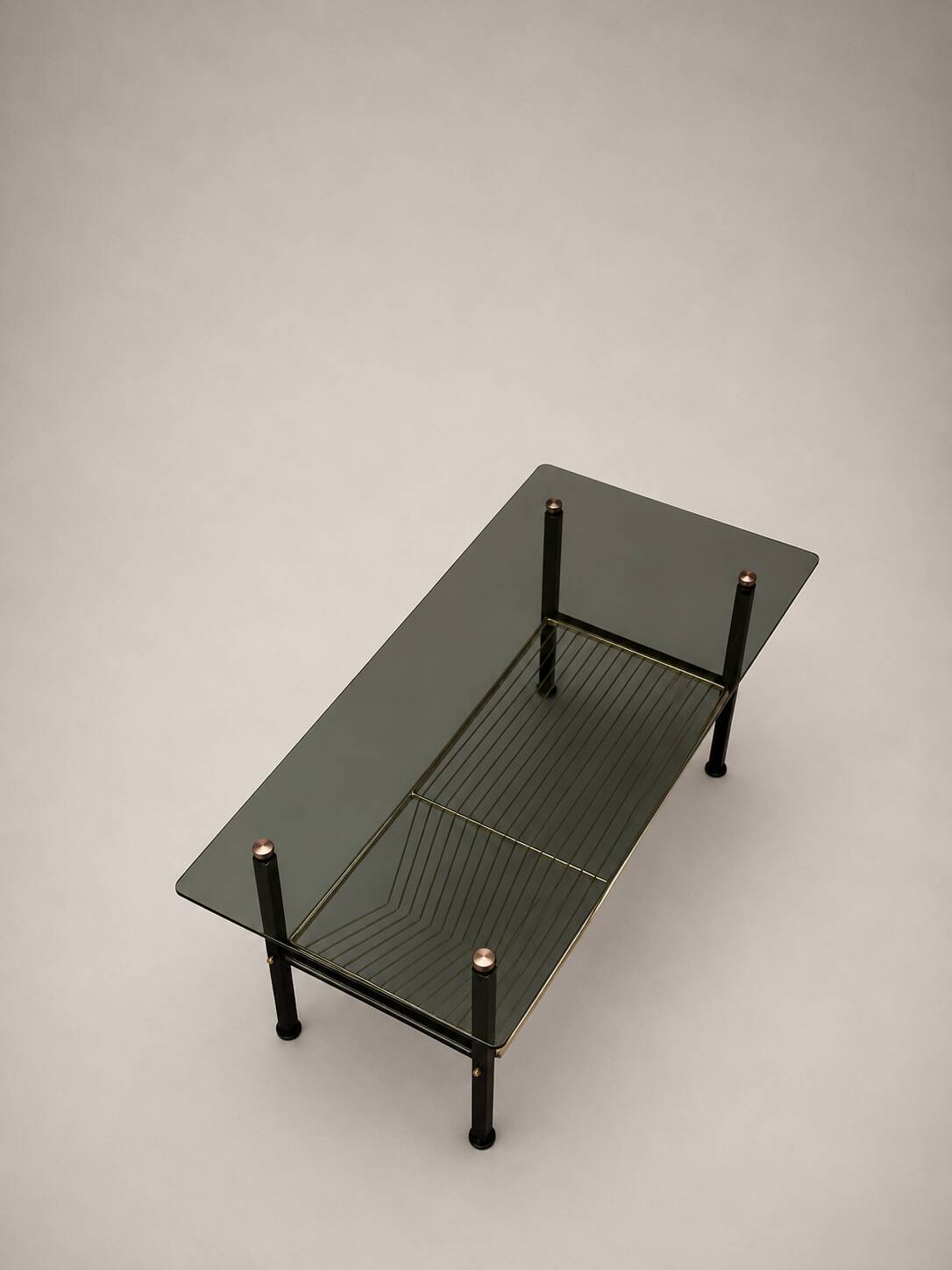 Table basse vintage verre fumé, métal noir et laiton — années 70