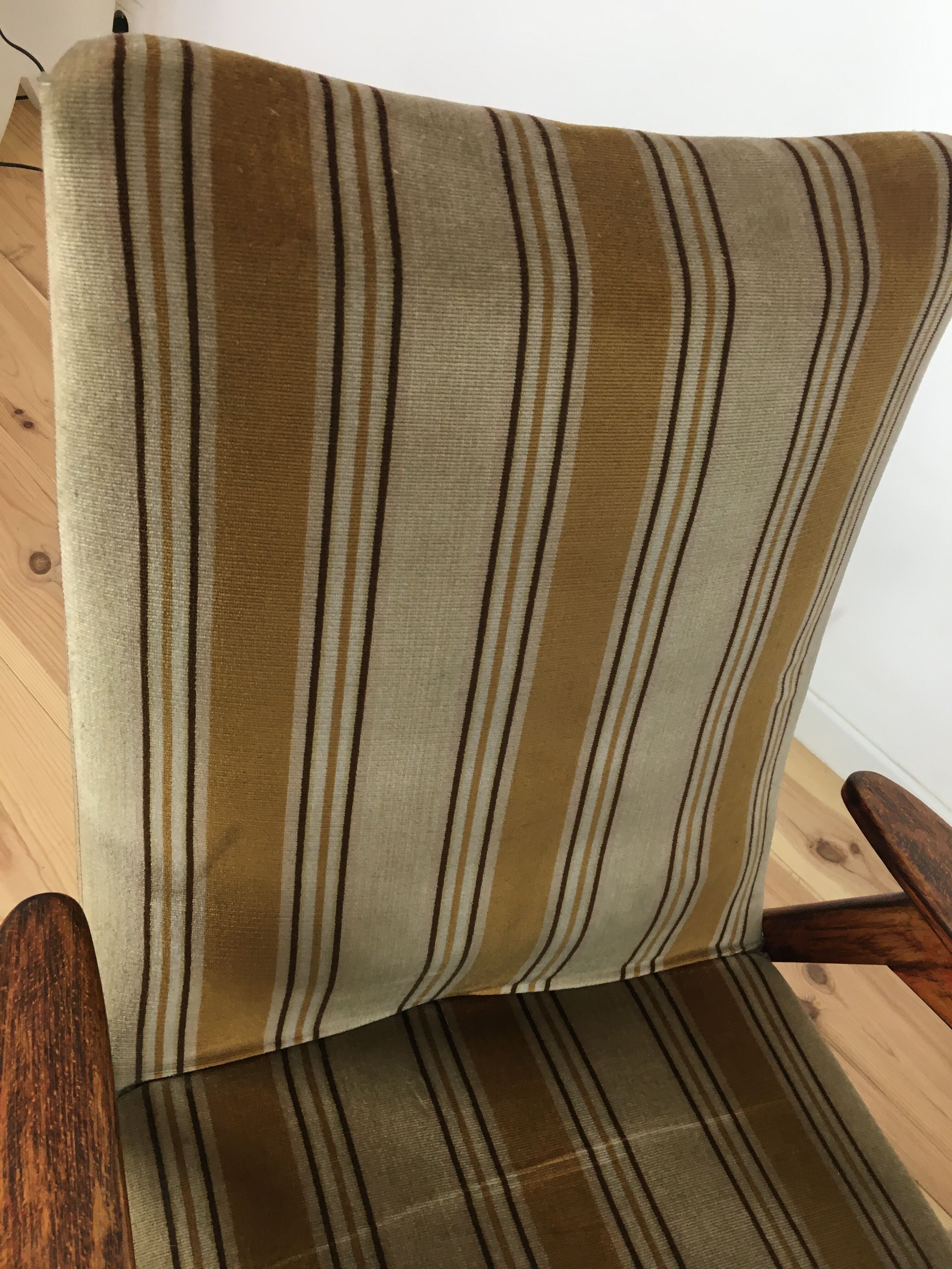 Fauteuil scandinave pieds compas en bois