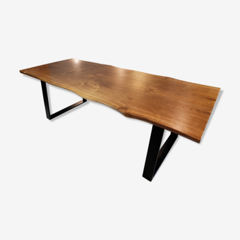 Table en planche de chêne et cadre en métal noir, de conception propre et nouvelle fabrication