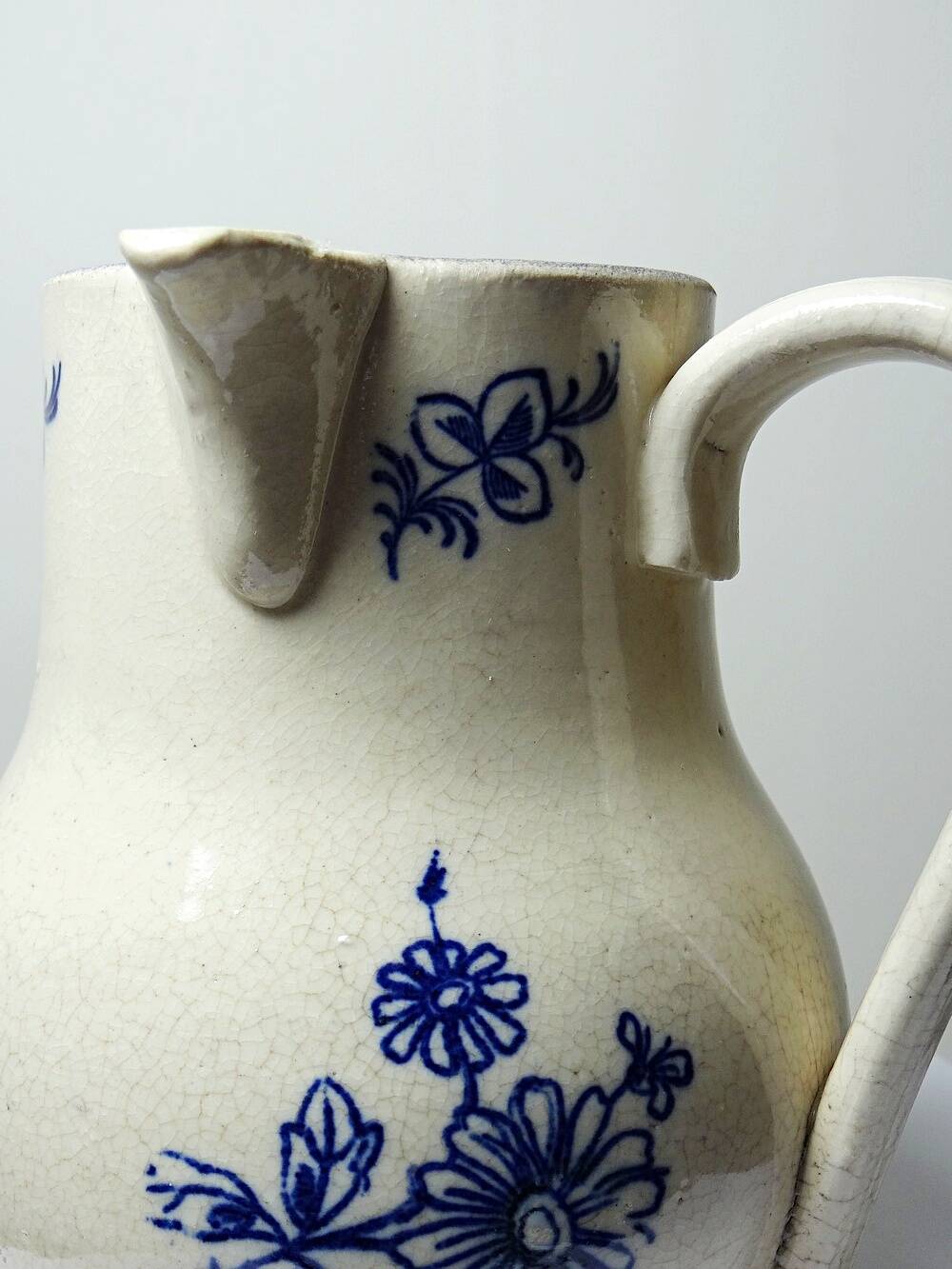 Fine earthenware pitcher with blue decoration, attributed to Saint-Uze, 19th century.