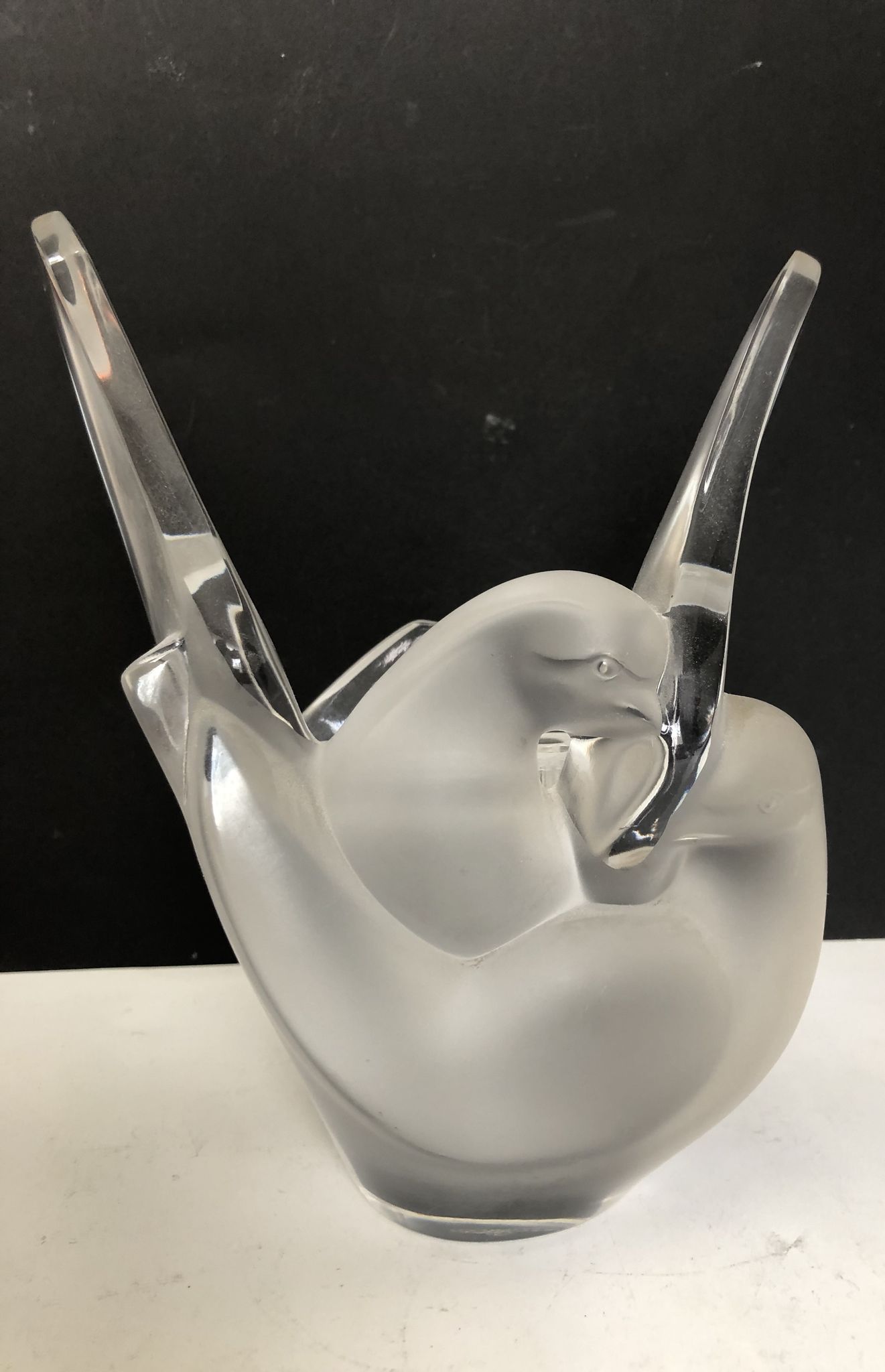 Vase stings flowers with doves Lalique