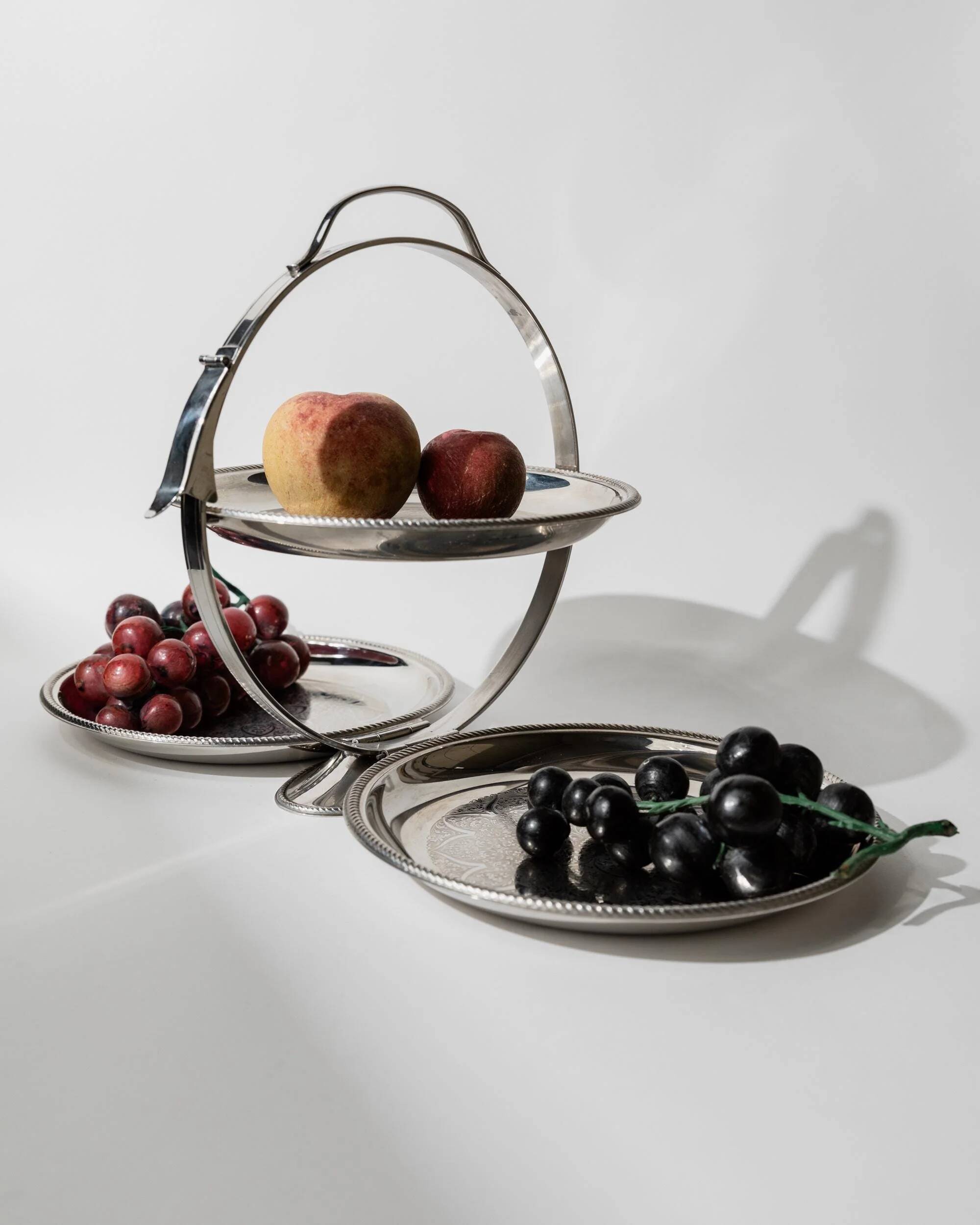 Plateau de service pliant vintage des années 1960, 3 assiettes gravées en acier inoxydable, design Carlo Alessi, série Mercury 898